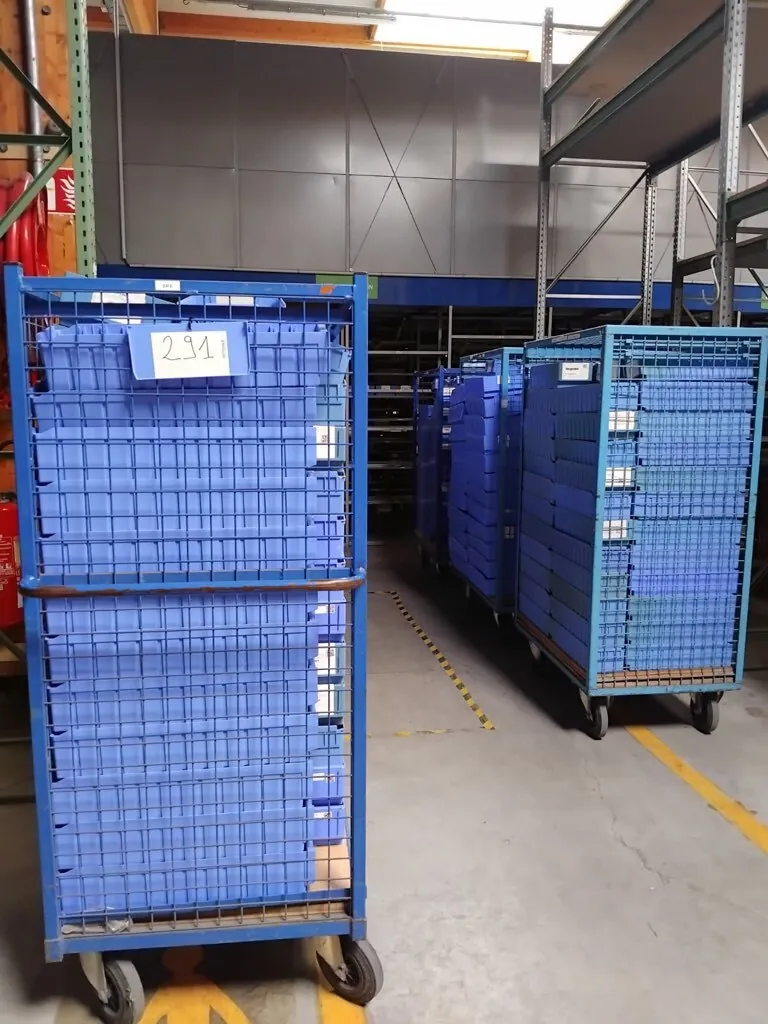 Lot n°291 - Ensemble : 6 chariots contenants environs 60 bacs plastique