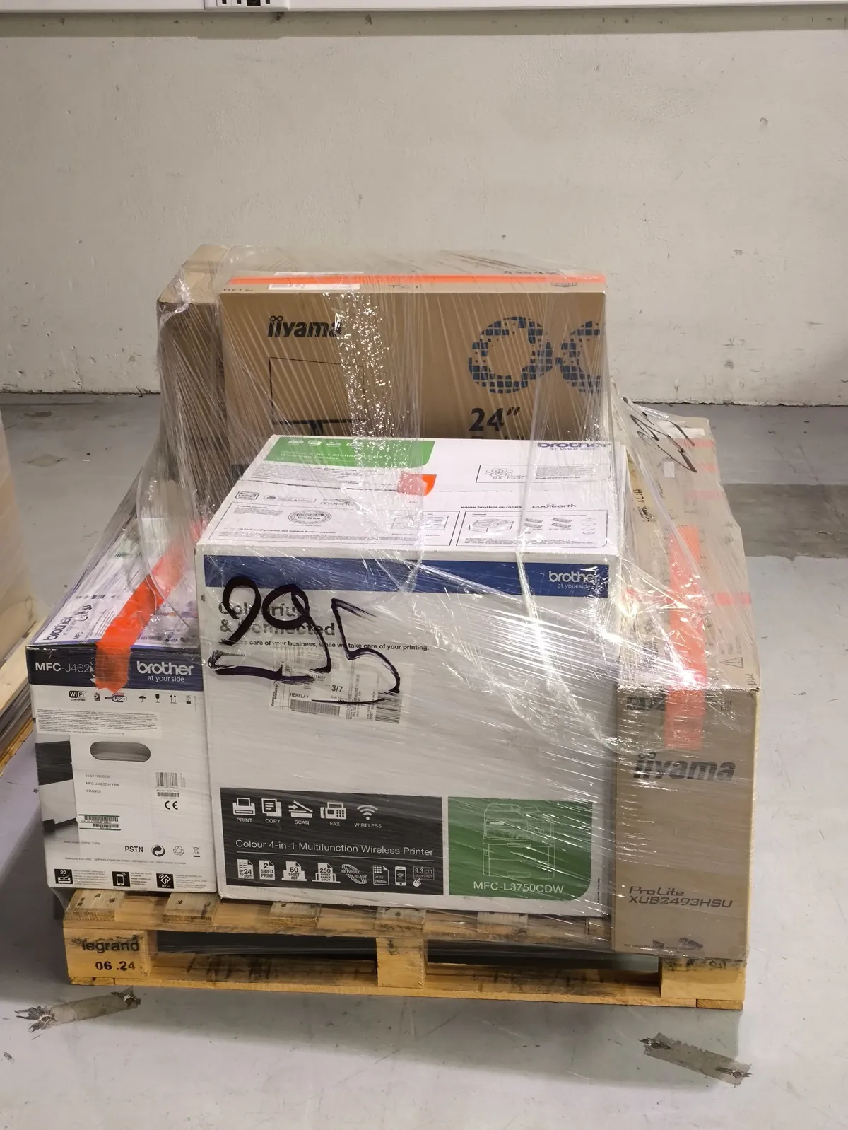 Lot n°295 - PC tout en un OPTIPLEX/LENOVO avec clavier/souris + écrans IIYAMA ( 4 x ), imprimantes/télécopieurs jet d'encre Brother A3/A4 ( 2 au total )
