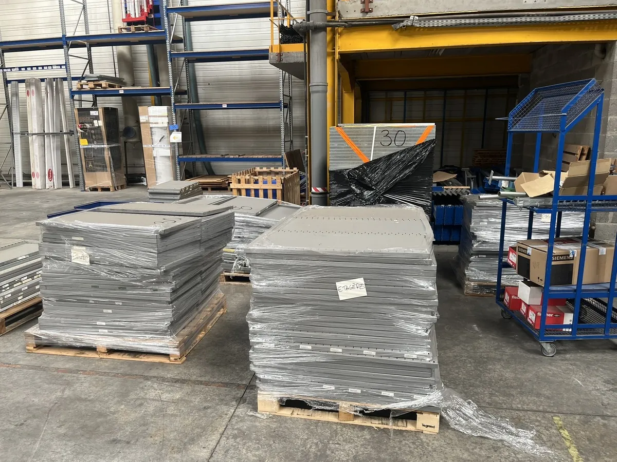 Lot n°30 - Accessoires pour Racks et Étagères, stockés sur et sous la mezzanine ( DOLLER )