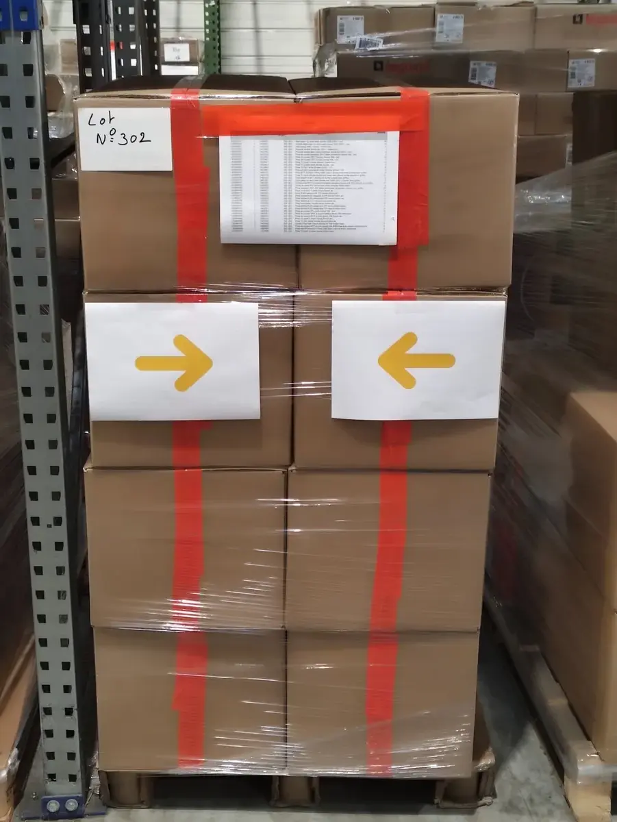 Lot n°302 - : DOOXIE - interrupteurs ( 239 au total ), prises ( 522 au total ), plaques ( 275 au total )