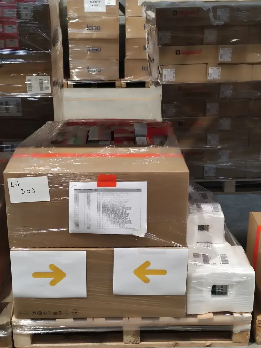 Lot n°309 - : Disjoncteurs DX³/DNX³ 4500/6000 ( 477 au total ), tableaux électrique équipés ( 4 au total ), interrupteurs DX³ ( 81 au total ), cartouches fusibles/industrielle ( 146 au total )