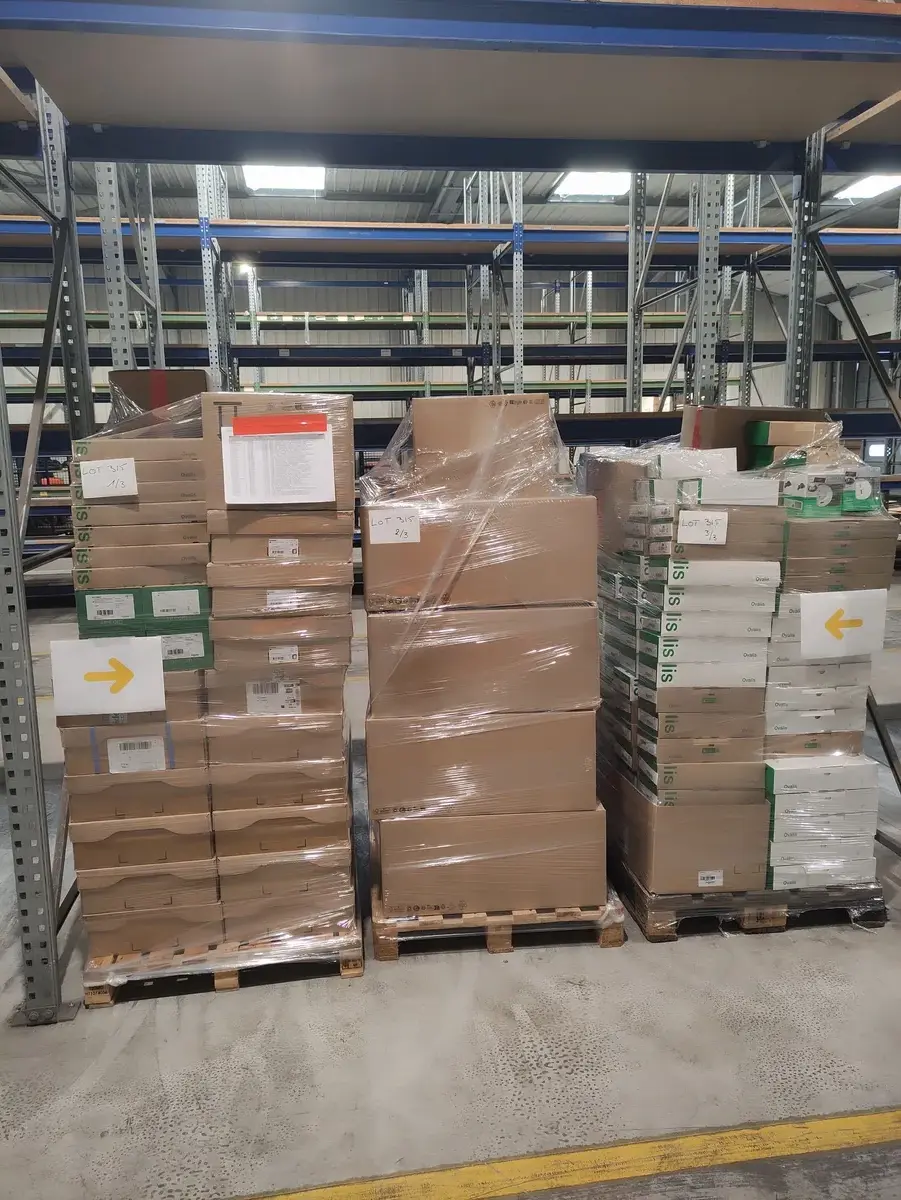 Lot n°315 - Stock Elec : Pack OVALIS plaque/prise/interrupteur ( 53 au total ), SCHNEIDER bouton poussoir/interrupteur ( 1176 au total ), obturateur ( 404 au total ), prise ( 1480 au total ), chargeur USB de 10,5 W à 65 W ( 135 au total ) + divers