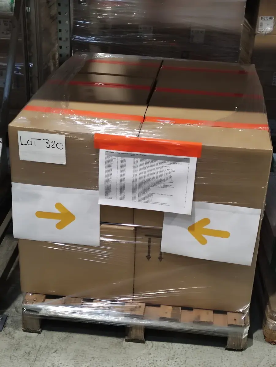 Lot n°320 - : Harmony module/bloc/étiquette/porte étiquette/bouton/ lampe/relais/autre + divers ( 2073 au total )