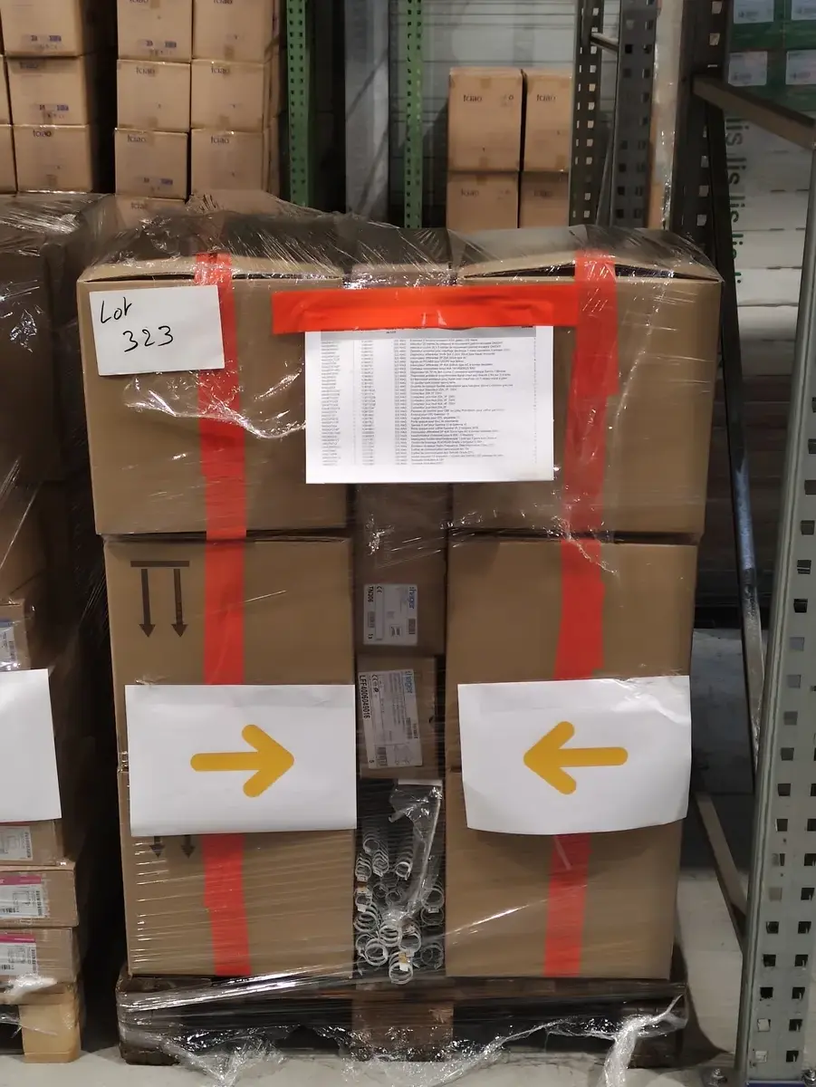 Lot n°323 - : Coffret de communication ( 17 au total ), contacteur ( 38 au total ) disjoncteur ( 24 au total ), angle extérieur/plat ( 236 au total ), embout Lifea/ATA/queraz ( 86 au total ) + divers