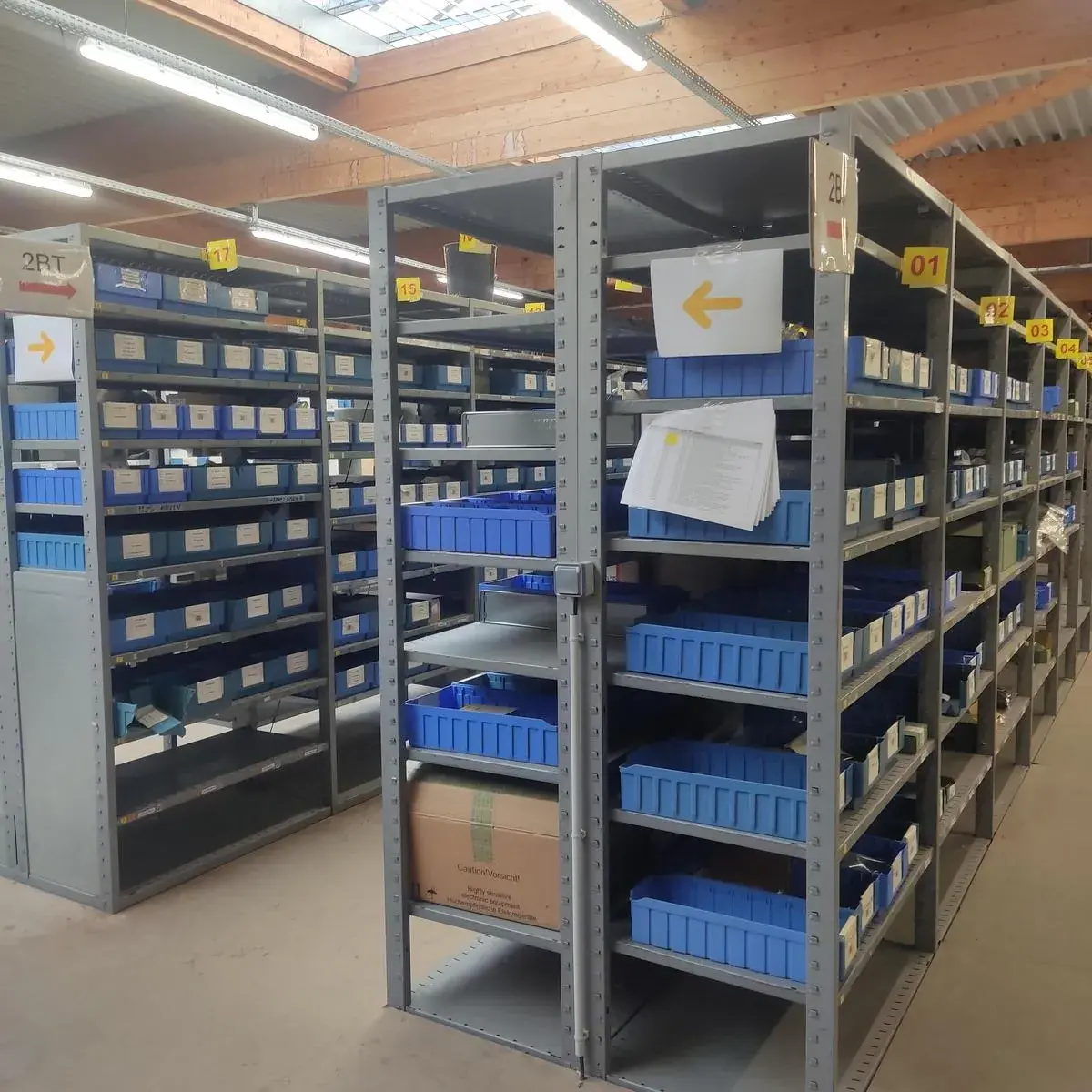 Lot n°327 - : Phoenix Contact - Câble de charge pour véhicule électrique ( 14 au total ), alimentation AC/DC ( 23 au total ), fiche/borne/embase parafoudre ( 98 au total ), disjoncteur/Embase ( 272 au total ), module à relais/interface ( 364 au total ), fiche débrochable ( 2148 au total ), câble capt./act. ( 623 au total ) + divers