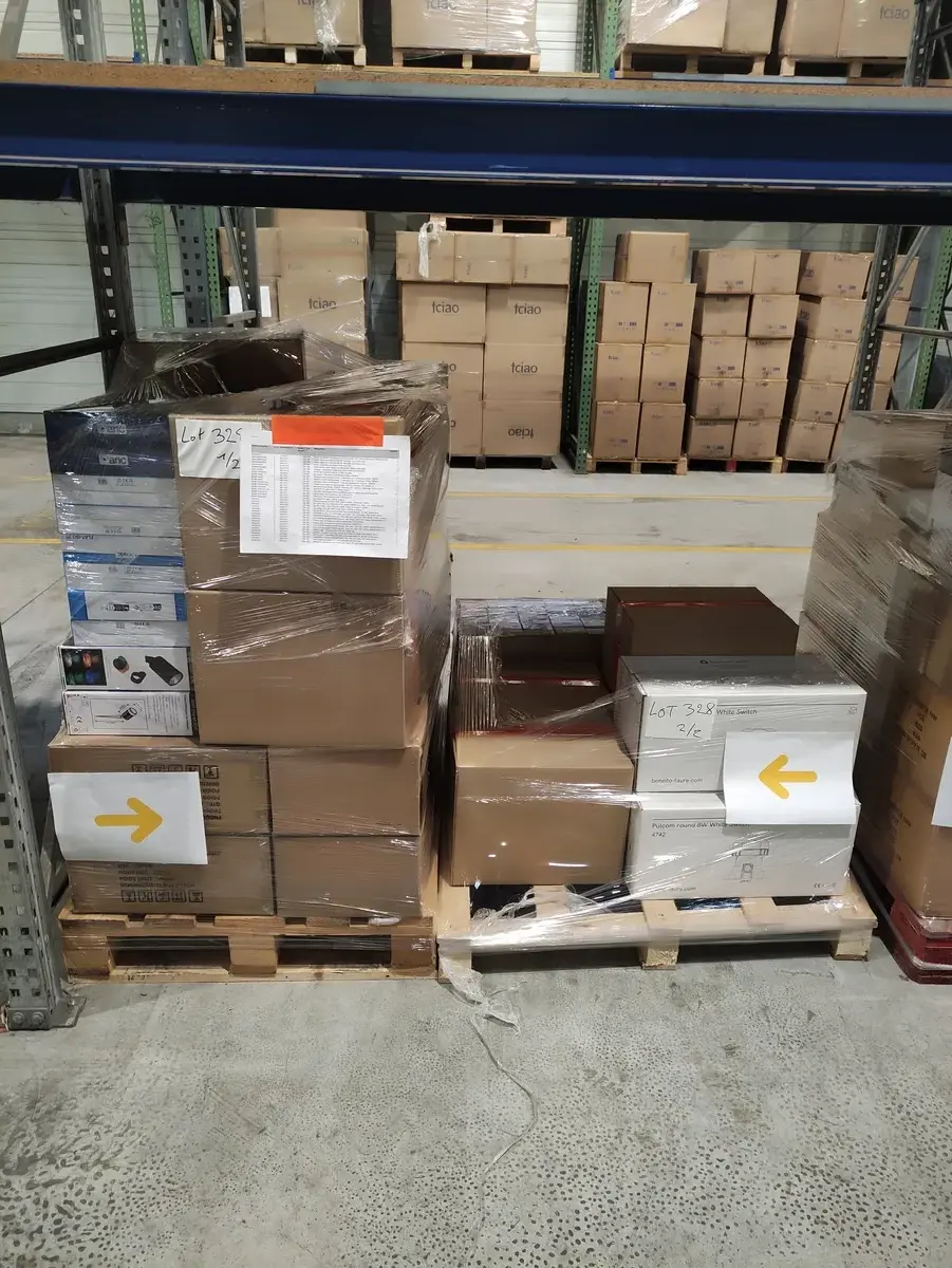 Lot n°328 - Stock Lum : Downlight de 10 à 29,3 W ( 218 au total ), spot de 6 à 30 W ( 235 au total ) + divers