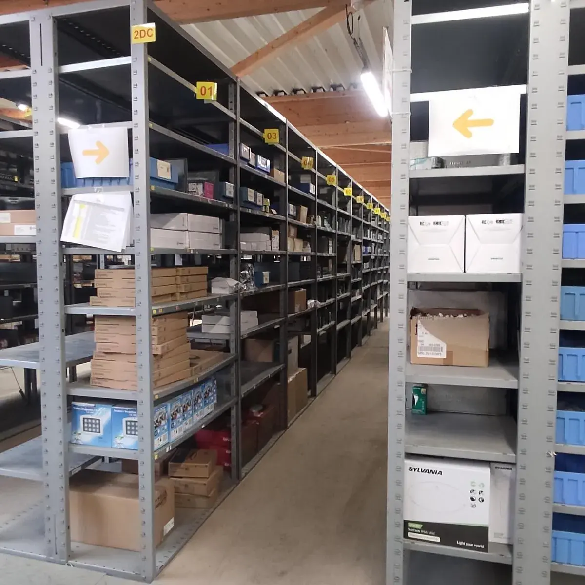 Lot n°329 - : Lampe Led de 2,5 à 100 W ( 535 au total ), projecteur extérieur IP65 de 9 à 73 W ( 38 au total ), télécommande ( 40 au total ), hublot ( 40 au total ) + divers