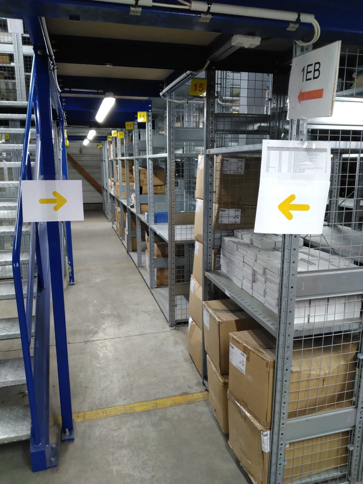 Lot n°331 - : Connecteur GU10/IP68 2P+T/DC femelle ( 10978 au total ), driver de 32 à 42 W ( 351 au total ), étrier de fixation ( 307 au total ) collerette magnétique ( 754 au total )+ divers