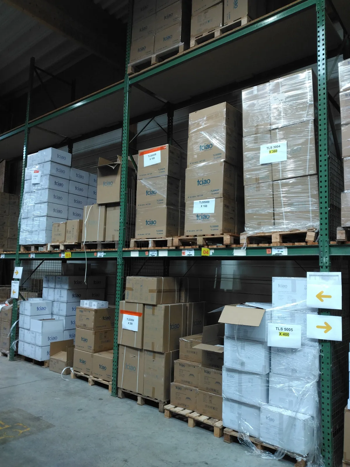 Lot n°332 - Stock Lum : Spot de 7 à 30 W switchable ( 927 au total ), dowlight de 7 à 25 W IP40/ip54 ( 3193 au total )