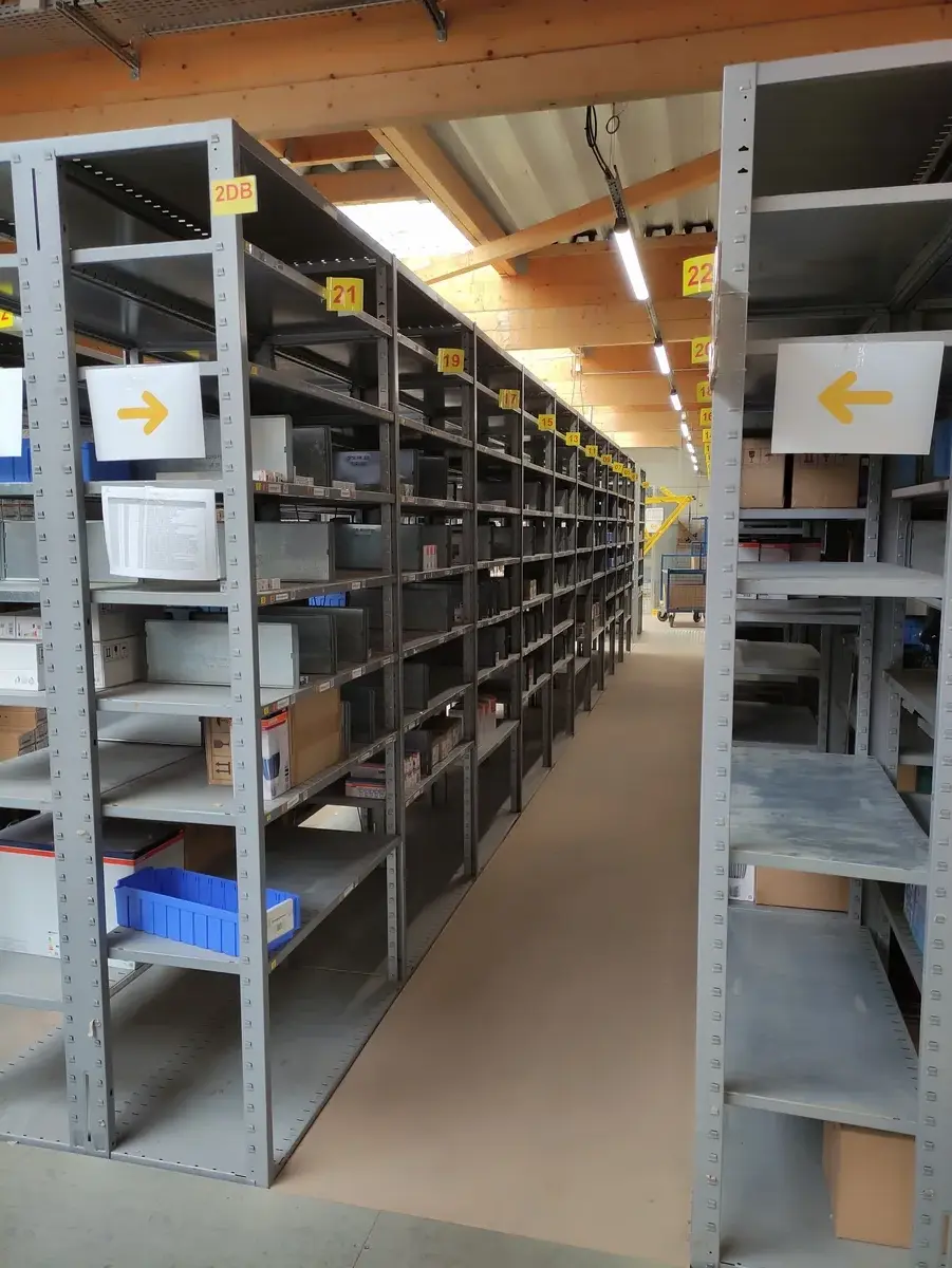 Lot n°334 - : LED Ledvance HQL 50/80/125/250 de 13 à 90 W IRC80/IP65 E27/E40 ( 498 au total ), source 3 à 20 W ( 536 au total ), Led parathon E14/E27/GUS.3/GU10 ( 309 au total ) + divers
