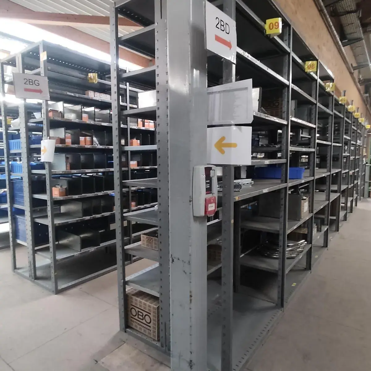 Lot n°340 - : BETTERMANN - plaque support de montage ( 566 au total ), étrier d'écartement ( 87 au total ), filin/suspension centrale ( 138 au total ) , boîte de dérivation/tirage ( 161 au total ) , manchon tube acier Ø 16 à 40 ( 153 au total ) + divers