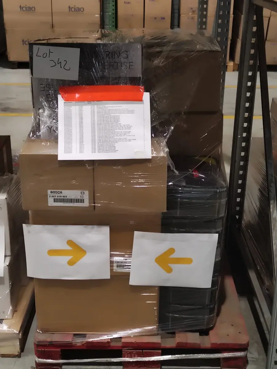 Lot n°342 - : Testeur borne de recharge ( 3 x ) pince C 112, LPA 1000/1 ( 2 x ), coffret trépan carbure/embout/foret ( 133 au total ), accus divers ( 51 au total ), piles diverses ( 180 au total ), foret divers ( 55 au total ) et autre