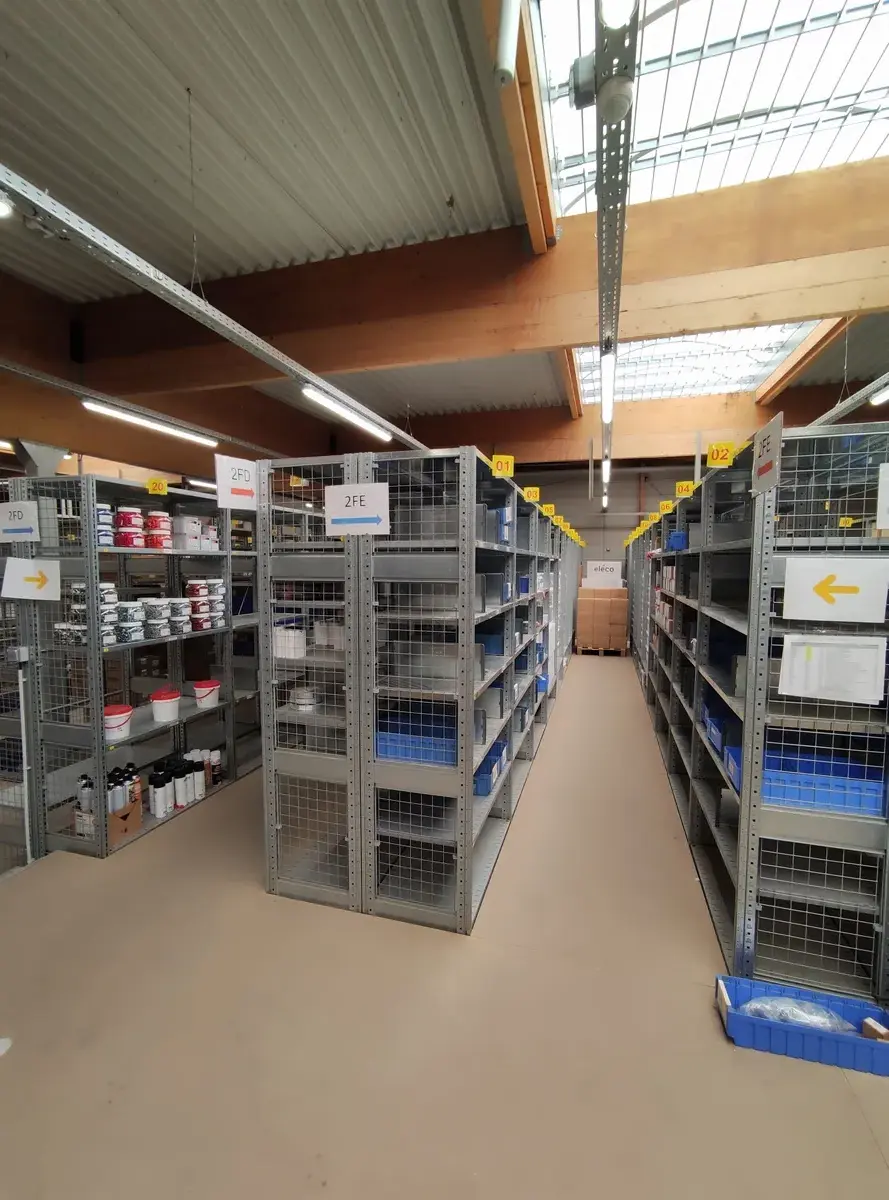 Lot n°347 - Stock Elec : Connecteur souple/rigide de 2 à 8 fils ( 82 256 au total ), dégrippant/fluide diélectrique aérosol de 400 ml ( 910 au total ), collier pour tube Ø 16 à 25 ( 94 950 au total ), diverses chevilles Ø 5 à 12 ( 125 860 au total ), kit scellement chimique ( 66 au total ), diverses vis PH2/PZ2 Ø 4 à 6 mm longueur 16 à 50 mm ( 92 700 au total ) + divers