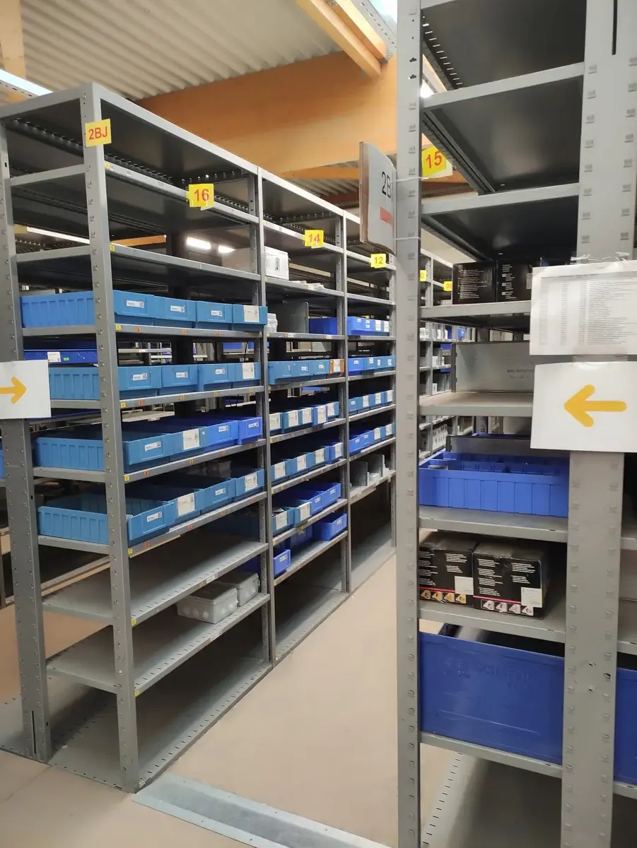 Lot n°350 - : HBF - va et vient ( 111 au total ), prise courant/TV/RJ45/autres ( 324 au total ), projecteur avec/sans détection de 120 à 400 W ( 35 au total ) + divers