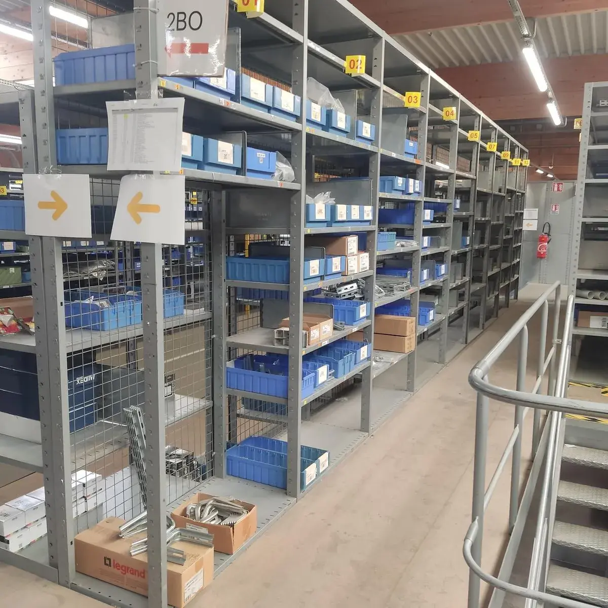 Lot n°355 - Stock Élec : LEGRAND Câble Management - console ( 142 au total ), éclisse ( 112 au total ) + divers