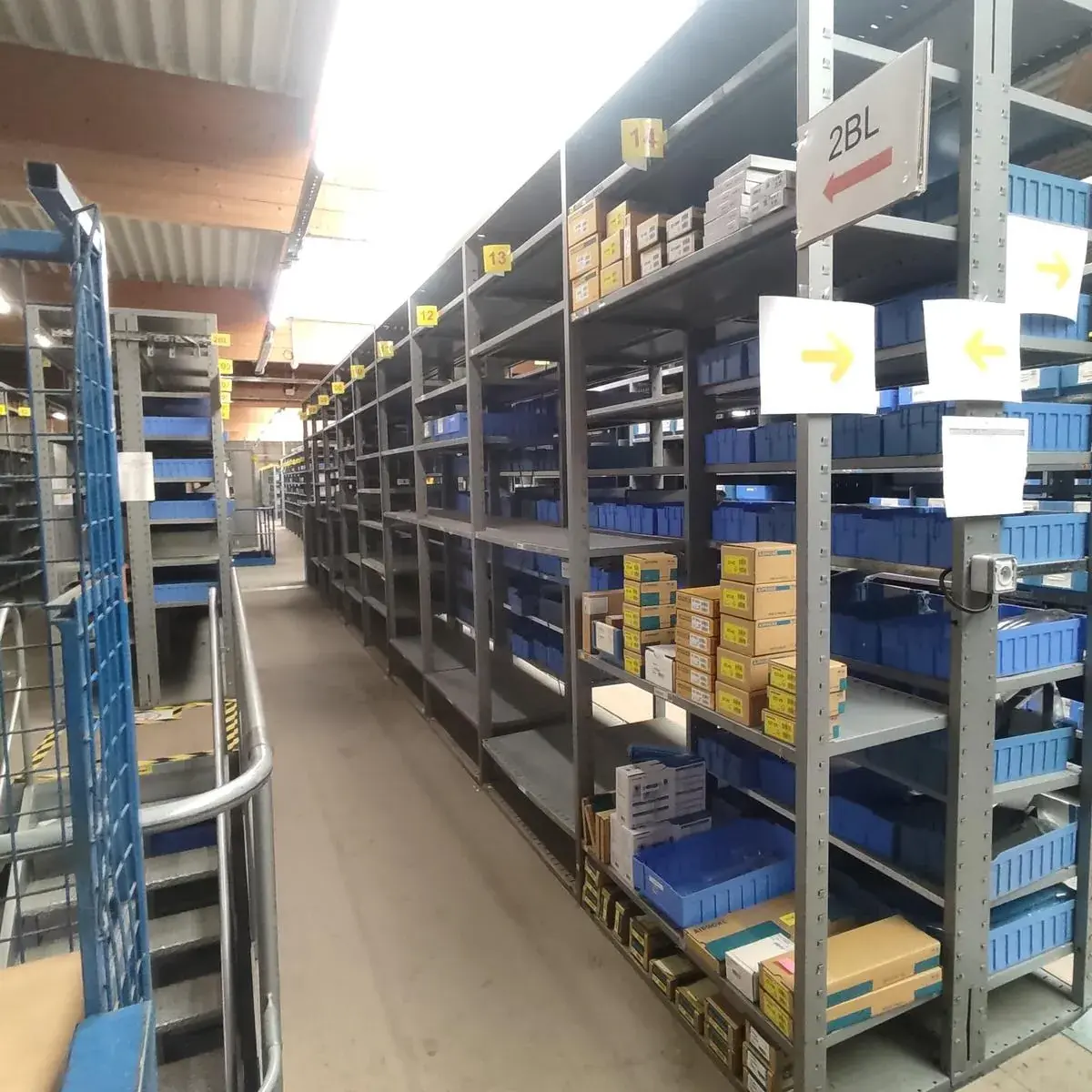 Lot n°357 - : AIPHONE/COI - Moniteur/accessoire ( 20 au total ), centrale audio/vidéo ( 11 au total ), façade ( 17 au total ) + divers