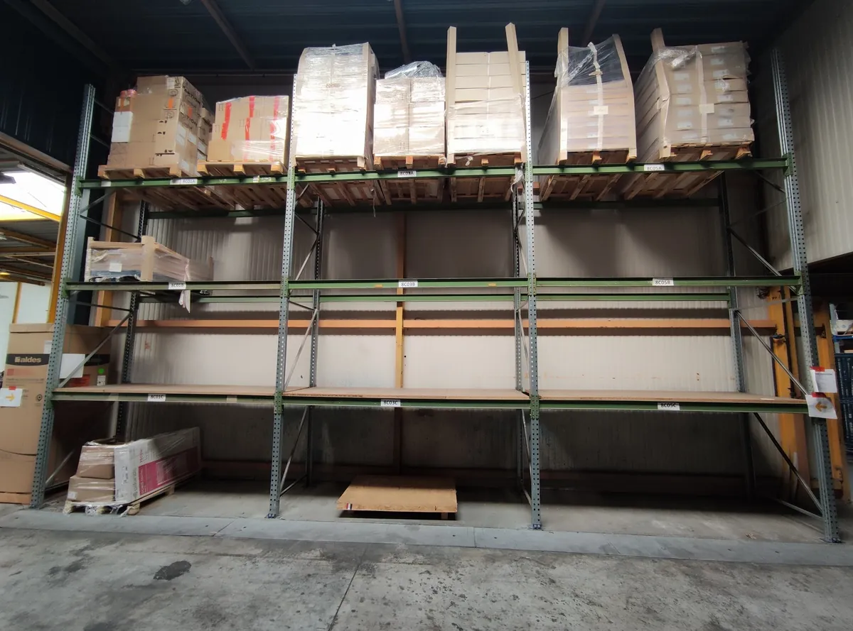 Lot n°358 - Stock San : Chauffe-eau thermodynamique 200 L ( 1 x ), groupe de sécurité 3/4 ( 122 x ), bague ronde alu orientable GU10 ( 200 x ), soupape anti-gel ( 14 x ), entrée d'air hygro-réglable/auto-réglable/EMC G45 ( 66 au total ), coude 45/90 degrés Ø 60 à 250 ( 35 au total ), platine de régulation ( 1 x ), mitigeurs bain/douche ( 24 au total ) + divers