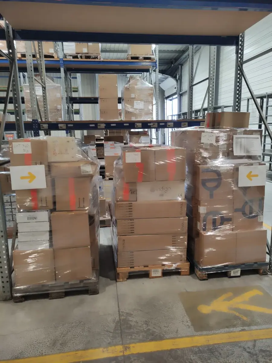Lot n°360 - Stock Lum : Source Led GU10/E14/autre de 4 à 7 W ( 565 au total ), hublot Led ( 56 au total ), spot 8 W dimmable/non dimmable ( 103 au total ), dowlight Led 11 à 24,6 w ( 66 au total ), kit ruban 8 W/m ( 5 au total ) + luminaire divers