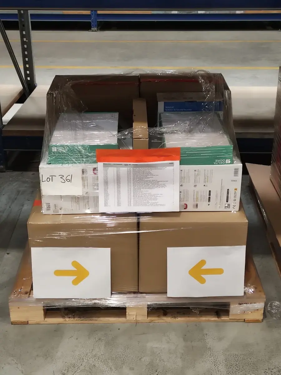 Lot n°361 - Stock Elec : Pack alarme 8 zones sans fil ( 2 x ), indicateur de consommation d'énergie ( 10 x ), thermostat d'ambiance filaire/radio ( 9 x ), BAEH /BAES ( 30 au total ), pack va-et-vient sans fil ( 5 x ), récepteur/émetteur/autre TYXIA ( 46 au total ) + divers