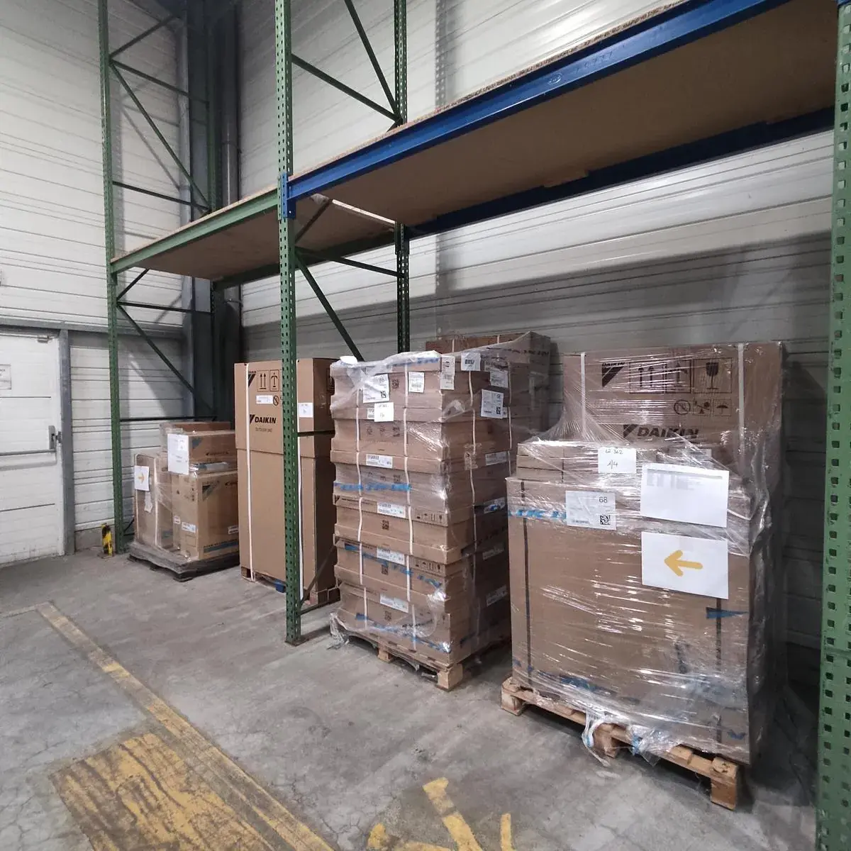 Lot n°362 - Stock Chauff : DAIKIN - groupe extérieur ( 3 au total ), thermostat ( 33 au total ) cassette roundflow ( 8 x ), console double flux 2,5 KW ( 2 x ), + accessoires