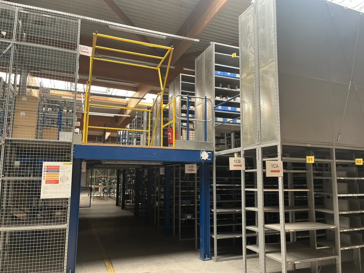 Lot n°373 - Mezzanine fabrication/ équipement SCHÄFFER H 2600, charge moyenne 500 kg au M², équipée d'un monte-charge 750 kg, + équipée de rayonnages H moyenne 2450 sur et sous mezzanine(picking) 4 escaliers d'accès, 2 barrières de quai, 1050 M² environs, rayonnage simple plateau de 120 Ml doubles plateaux 350 Ml simple génération plus récente 170 Ml
