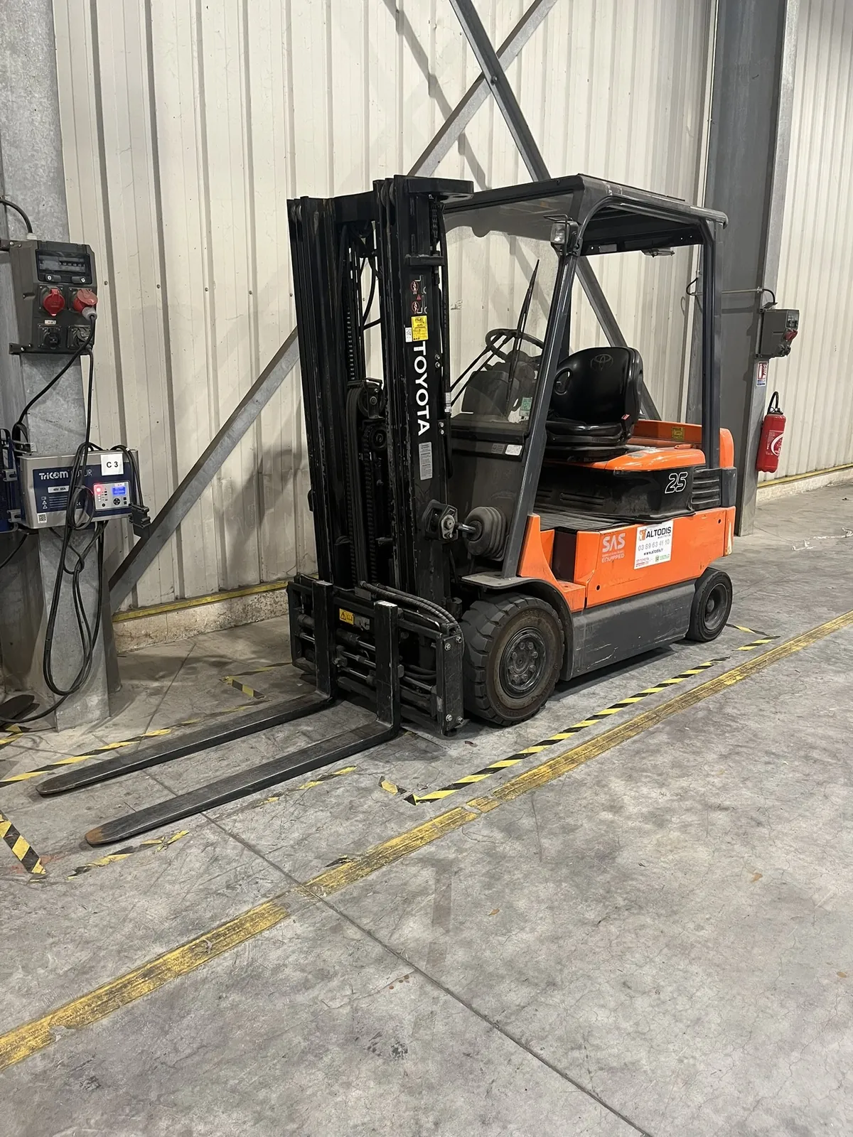 Lot n°382 - Chariot élévateur électrique TOYOTA avec chargeur 2T500 TDL, mât triplex H 4600 levée libre, écarteur de fourche, 8280 heures ( batterie à revoir )