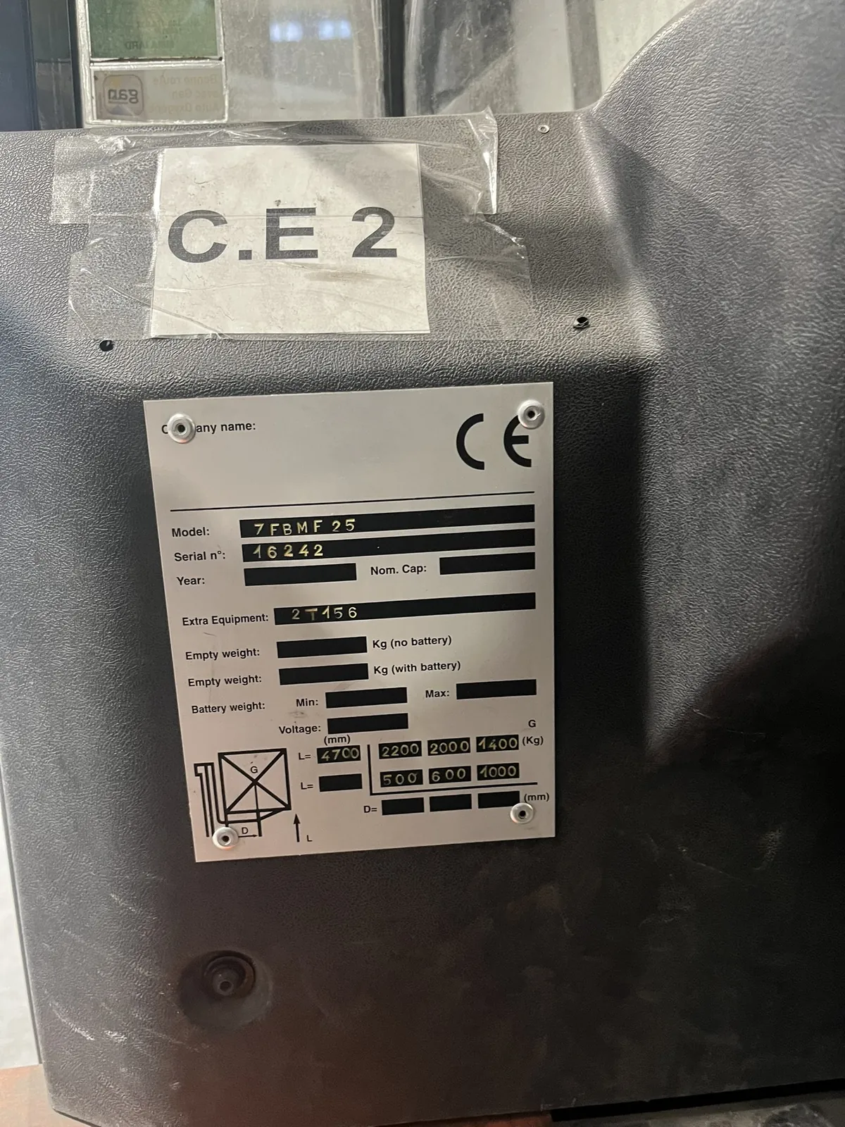 Lot n°382 - Chariot élévateur électrique TOYOTA avec chargeur 2T500 TDL, mât triplex H 4600 levée libre, écarteur de fourche, 8280 heures ( batterie à revoir )
