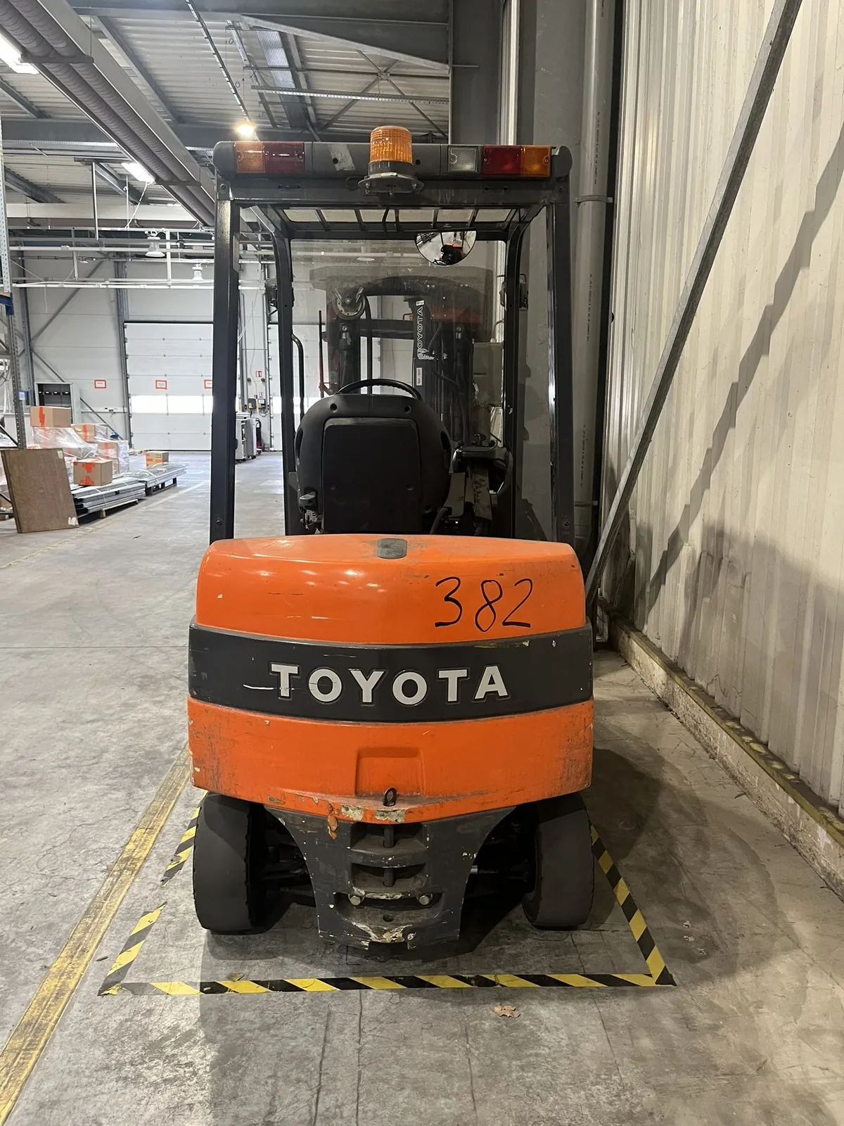Lot n°382 - Chariot élévateur électrique TOYOTA avec chargeur 2T500 TDL, mât triplex H 4600 levée libre, écarteur de fourche, 8280 heures ( batterie à revoir )