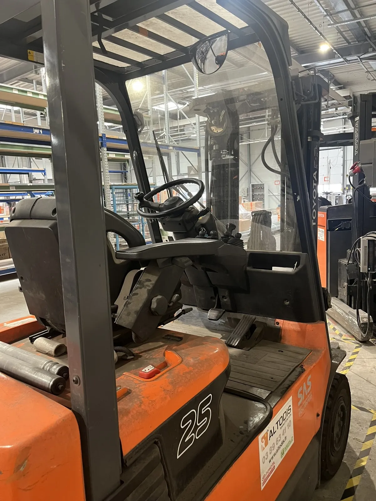 Lot n°382 - Chariot élévateur électrique TOYOTA avec chargeur 2T500 TDL, mât triplex H 4600 levée libre, écarteur de fourche, 8280 heures ( batterie à revoir )