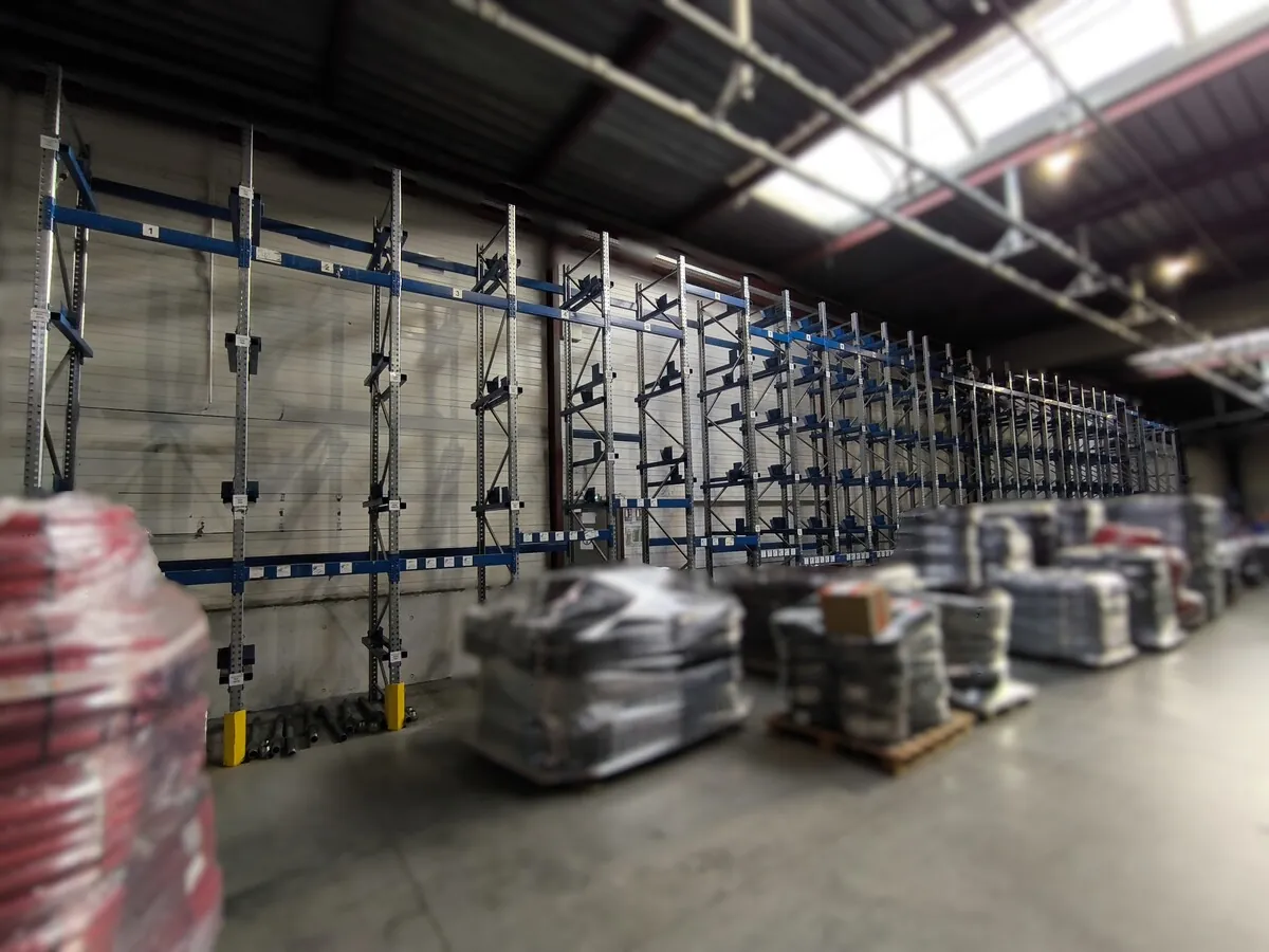 Lot n°387 - Rack spécial tourets de 750 à 1000 mm, 30 échelles H 5500 ( 33 emplacements tourets de 1 M et 102 emplacements tourets de 750 mm )
