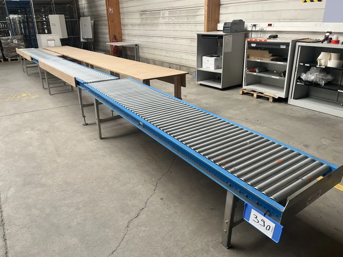 Lot n°390 - Poste d'emballage avec convoyeur à rouleaux de 9 M + mobilier d'atelier divers, 4 palettes de caisses américaine tailles diverses