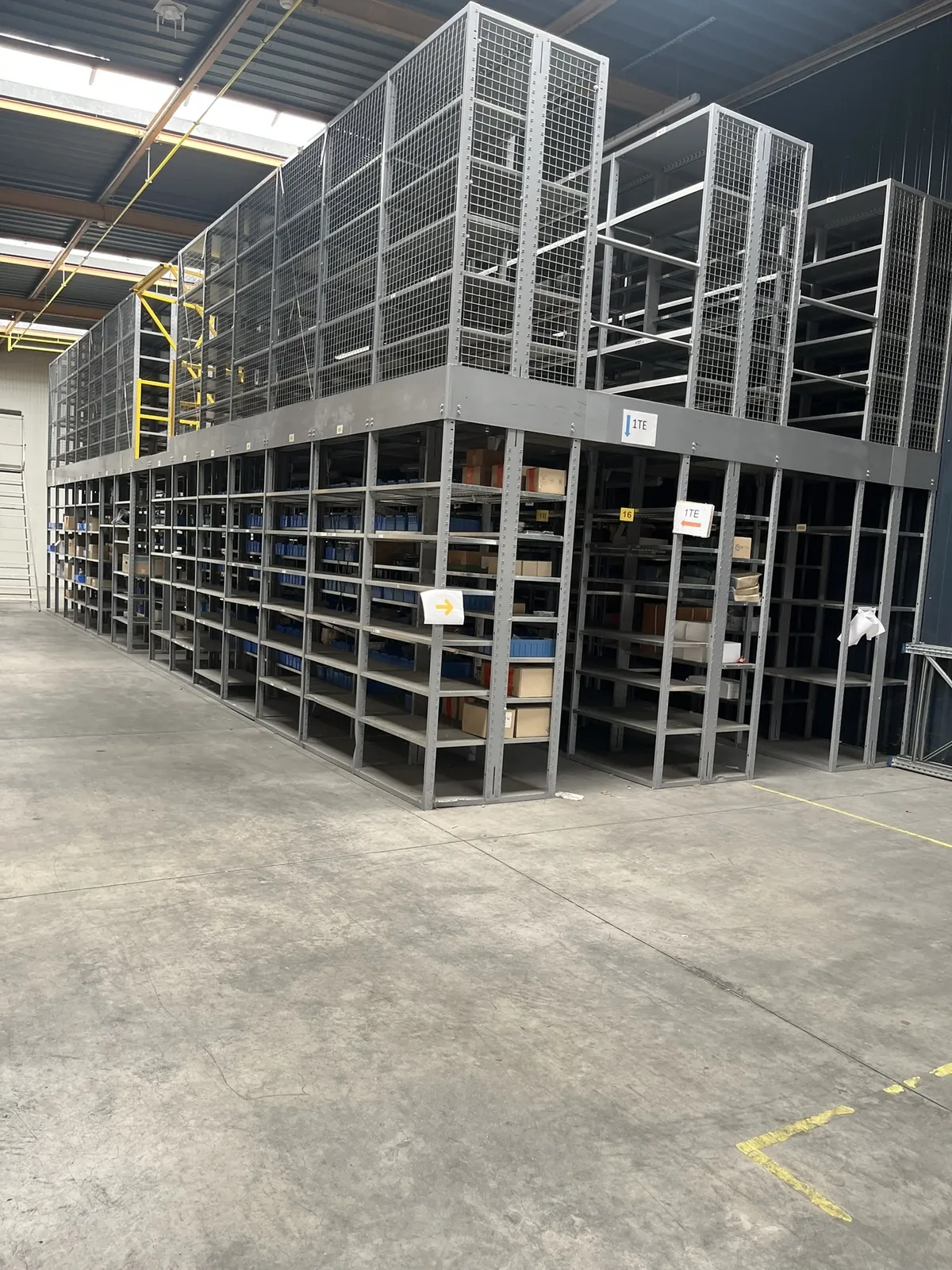 Lot n°391 - Rayonnage sur et sous mezzanine, fabrication SCHÄFFER, L 15 M l 4.80 M, 1 escalier, 1 barrière de quai (mesures rayonnage : RDC l 1 M 40 ML et à l'étage 37 ML )