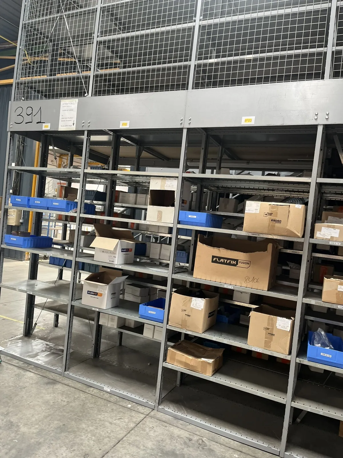 Lot n°391 - Rayonnage sur et sous mezzanine, fabrication SCHÄFFER, L 15 M l 4.80 M, 1 escalier, 1 barrière de quai (mesures rayonnage : RDC l 1 M 40 ML et à l'étage 37 ML )