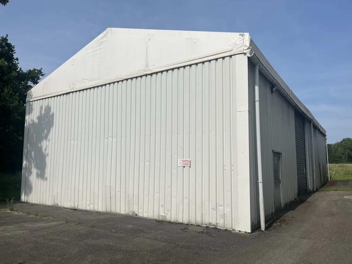 Lot n°40 - Bâtiment Modulaire WALTER L 24 M x l 10 M x Hauteur sous épaules 4,80 M, 1 porte à enroulement motorisée, largeur 4 M, Hauteur 4,50