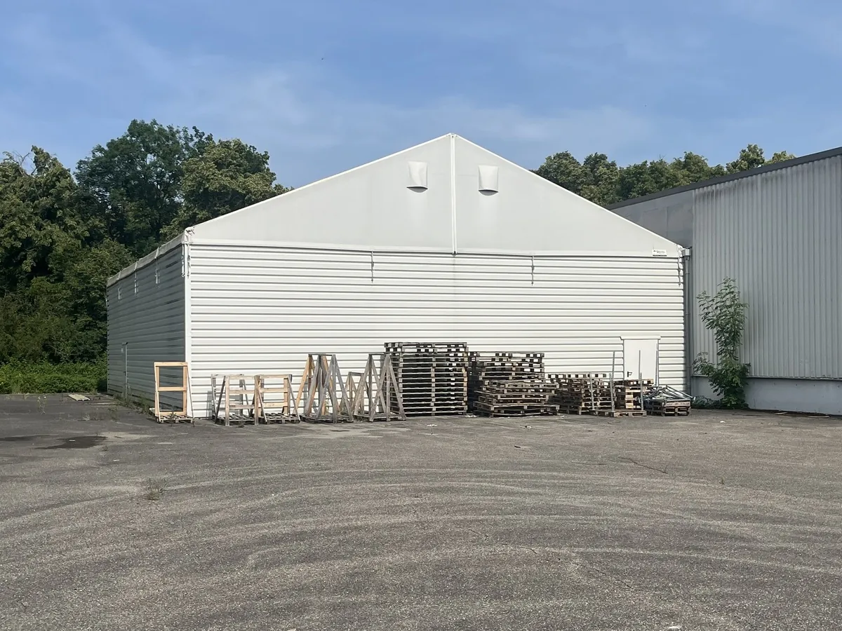 Lot n°44 - Bâtiment modulaire WALTER L 20 M l 15 M Hauteur sous épaules 4,80 Hauteur Faitage 7,80 M Bâtiment fermer sur 3 côtés, 2 portes piétonnes : largeur 1 M