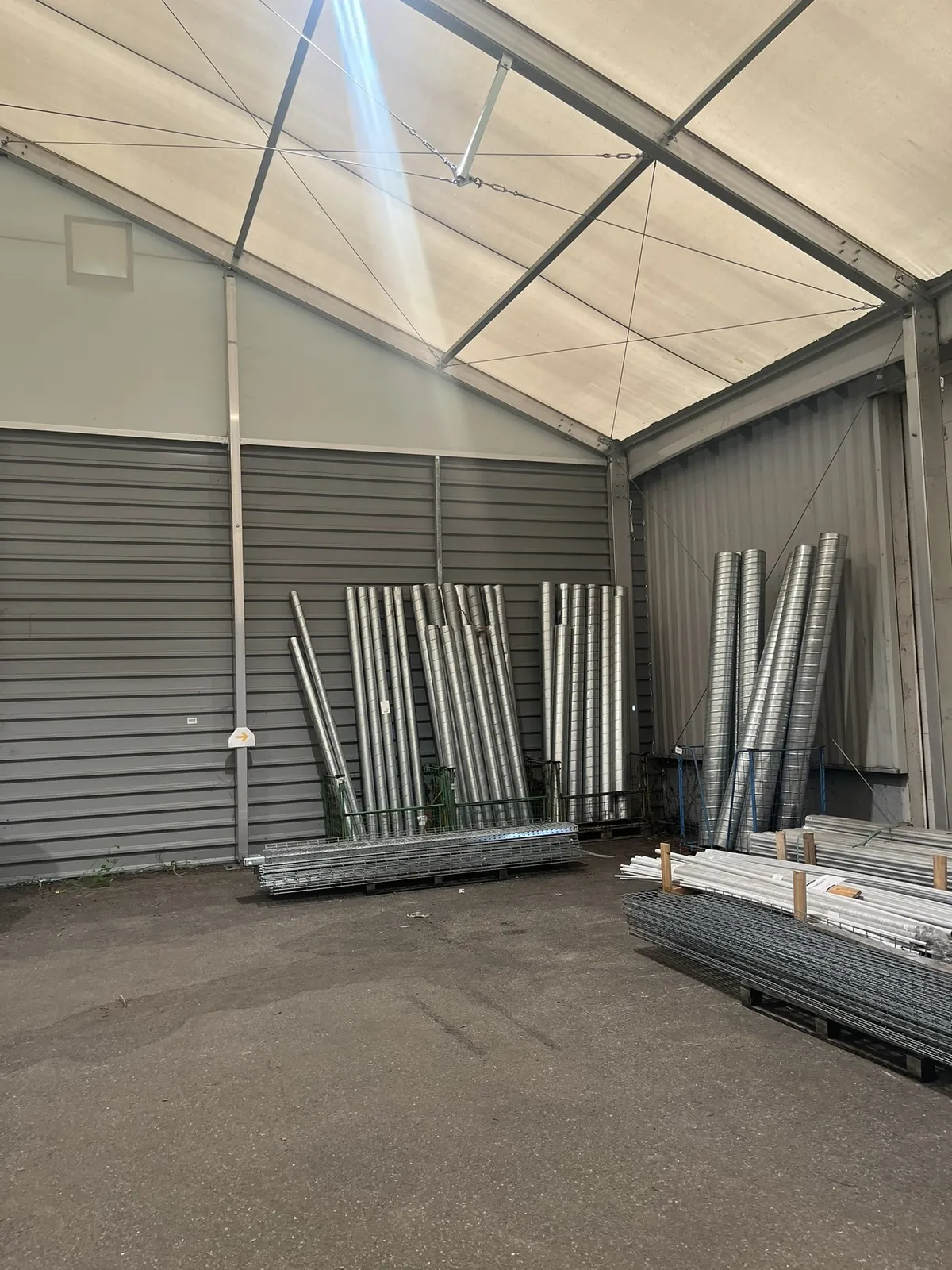Lot n°44 - Bâtiment modulaire WALTER L 20 M l 15 M Hauteur sous épaules 4,80 Hauteur Faitage 7,80 M Bâtiment fermer sur 3 côtés, 2 portes piétonnes : largeur 1 M