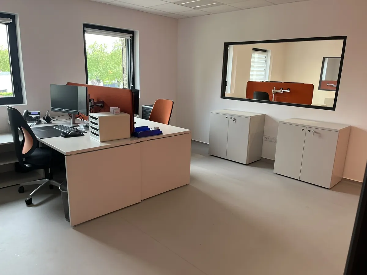 Lot n°50 - Bureaux et accueil: 28 bureaux , 17 retours, 17 fauteuils Giroflex, 29 armoires basses,6 imprimantes HP Laserjet Pro , 21 écrans plats,3 tables haute, 16 tabourets, 30 chaises, 4 tables, 1 table de réunion, 32 chaises mousse, Ecran de visioconférence IIyama, 2ecrans plats Ilyama (HORS PHOTOCOPIEUSE KONIKA) (Site Electis de Belfort, 11 rue Gustave Lang Commissaires de Justice : SELARL Sébastien Rayot 7, bd Richelieu - 90000 Belfort)