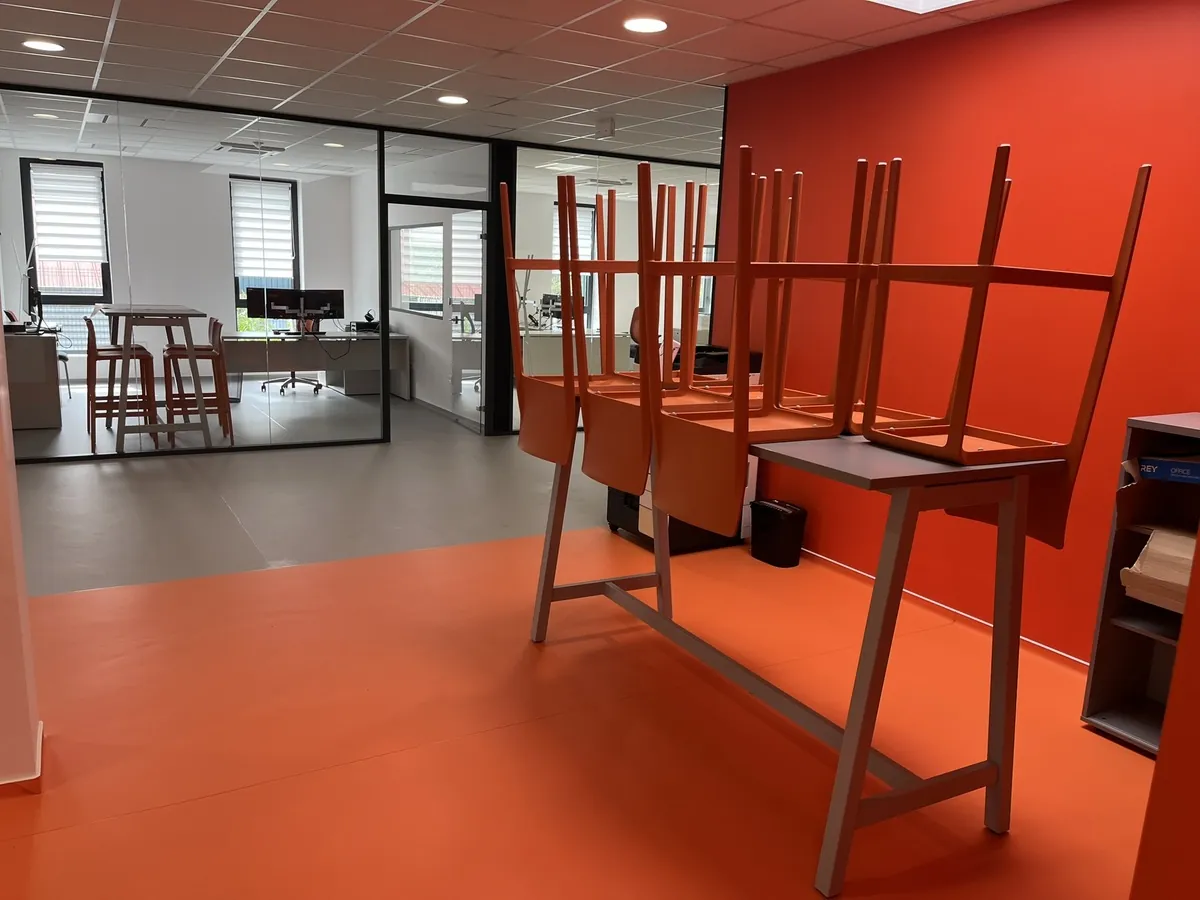 Lot n°50 - Bureaux et accueil: 28 bureaux , 17 retours, 17 fauteuils Giroflex, 29 armoires basses,6 imprimantes HP Laserjet Pro , 21 écrans plats,3 tables haute, 16 tabourets, 30 chaises, 4 tables, 1 table de réunion, 32 chaises mousse, Ecran de visioconférence IIyama, 2ecrans plats Ilyama (HORS PHOTOCOPIEUSE KONIKA) (Site Electis de Belfort, 11 rue Gustave Lang Commissaires de Justice : SELARL Sébastien Rayot 7, bd Richelieu - 90000 Belfort)
