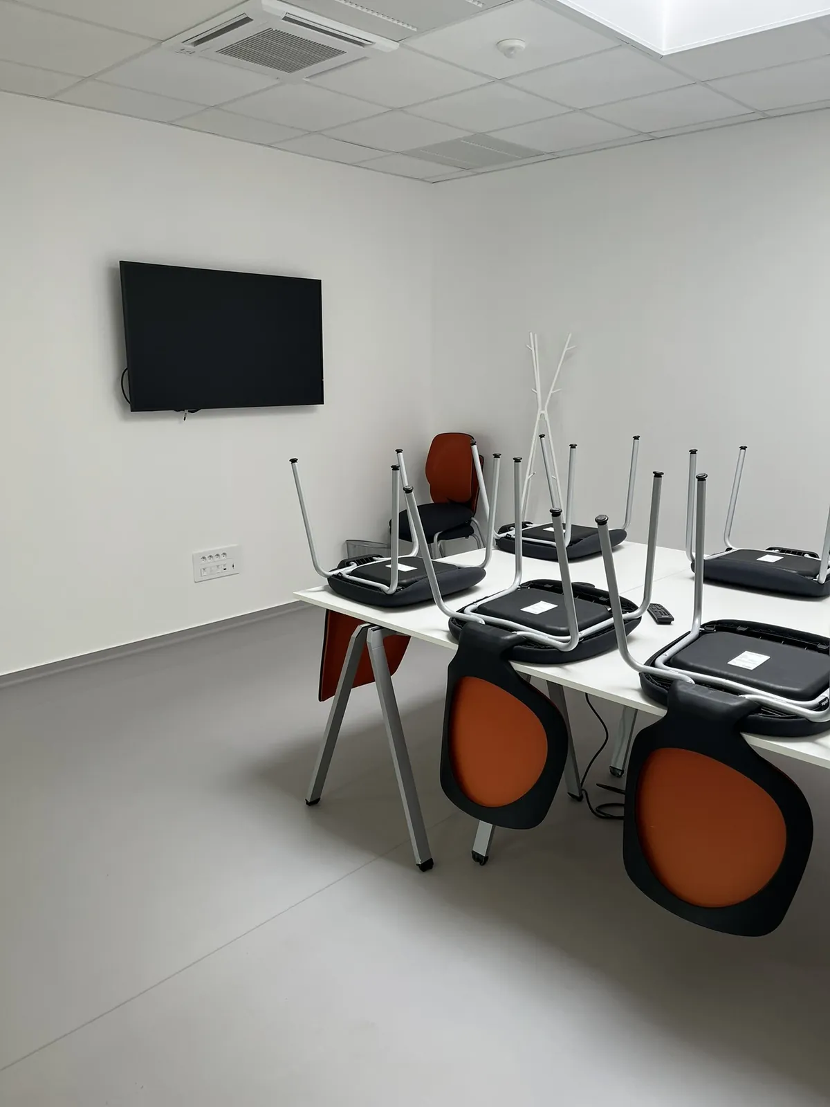 Lot n°50 - Bureaux et accueil: 28 bureaux , 17 retours, 17 fauteuils Giroflex, 29 armoires basses,6 imprimantes HP Laserjet Pro , 21 écrans plats,3 tables haute, 16 tabourets, 30 chaises, 4 tables, 1 table de réunion, 32 chaises mousse, Ecran de visioconférence IIyama, 2ecrans plats Ilyama (HORS PHOTOCOPIEUSE KONIKA) (Site Electis de Belfort, 11 rue Gustave Lang Commissaires de Justice : SELARL Sébastien Rayot 7, bd Richelieu - 90000 Belfort)