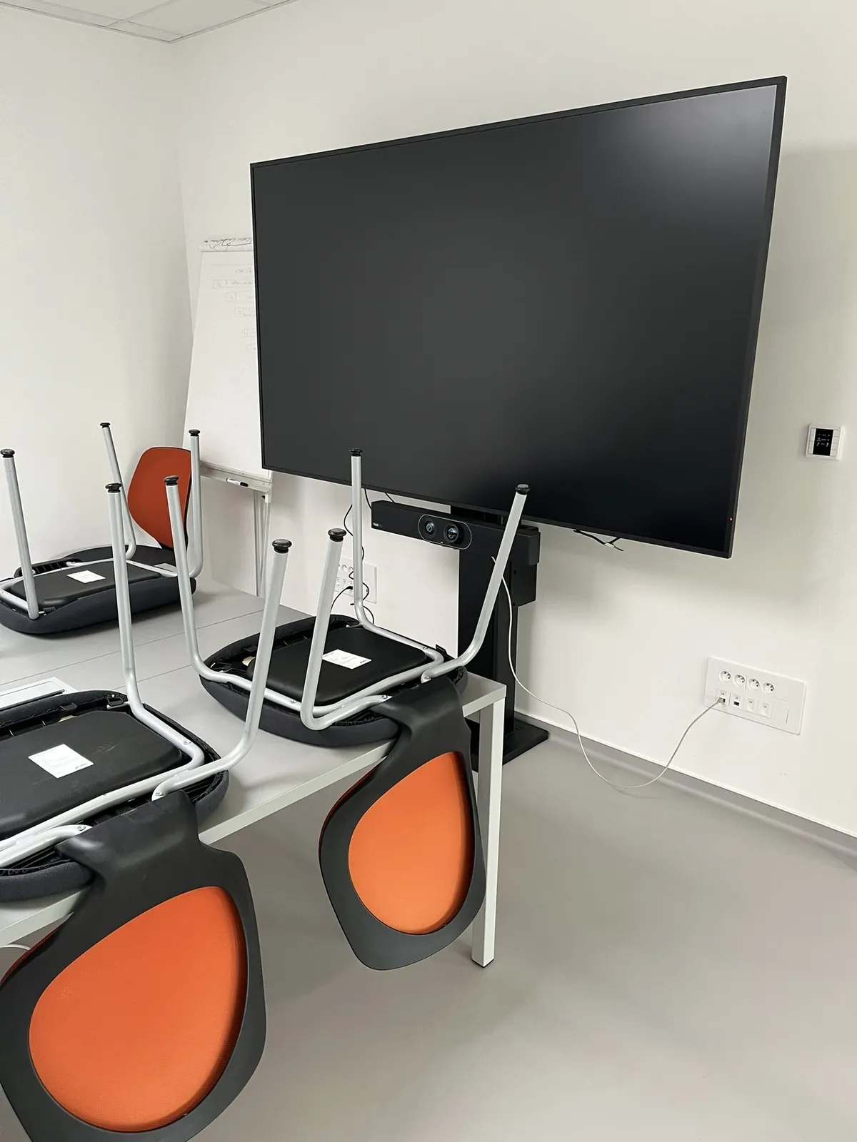 Lot n°50 - Bureaux et accueil: 28 bureaux , 17 retours, 17 fauteuils Giroflex, 29 armoires basses,6 imprimantes HP Laserjet Pro , 21 écrans plats,3 tables haute, 16 tabourets, 30 chaises, 4 tables, 1 table de réunion, 32 chaises mousse, Ecran de visioconférence IIyama, 2ecrans plats Ilyama (HORS PHOTOCOPIEUSE KONIKA) (Site Electis de Belfort, 11 rue Gustave Lang Commissaires de Justice : SELARL Sébastien Rayot 7, bd Richelieu - 90000 Belfort)