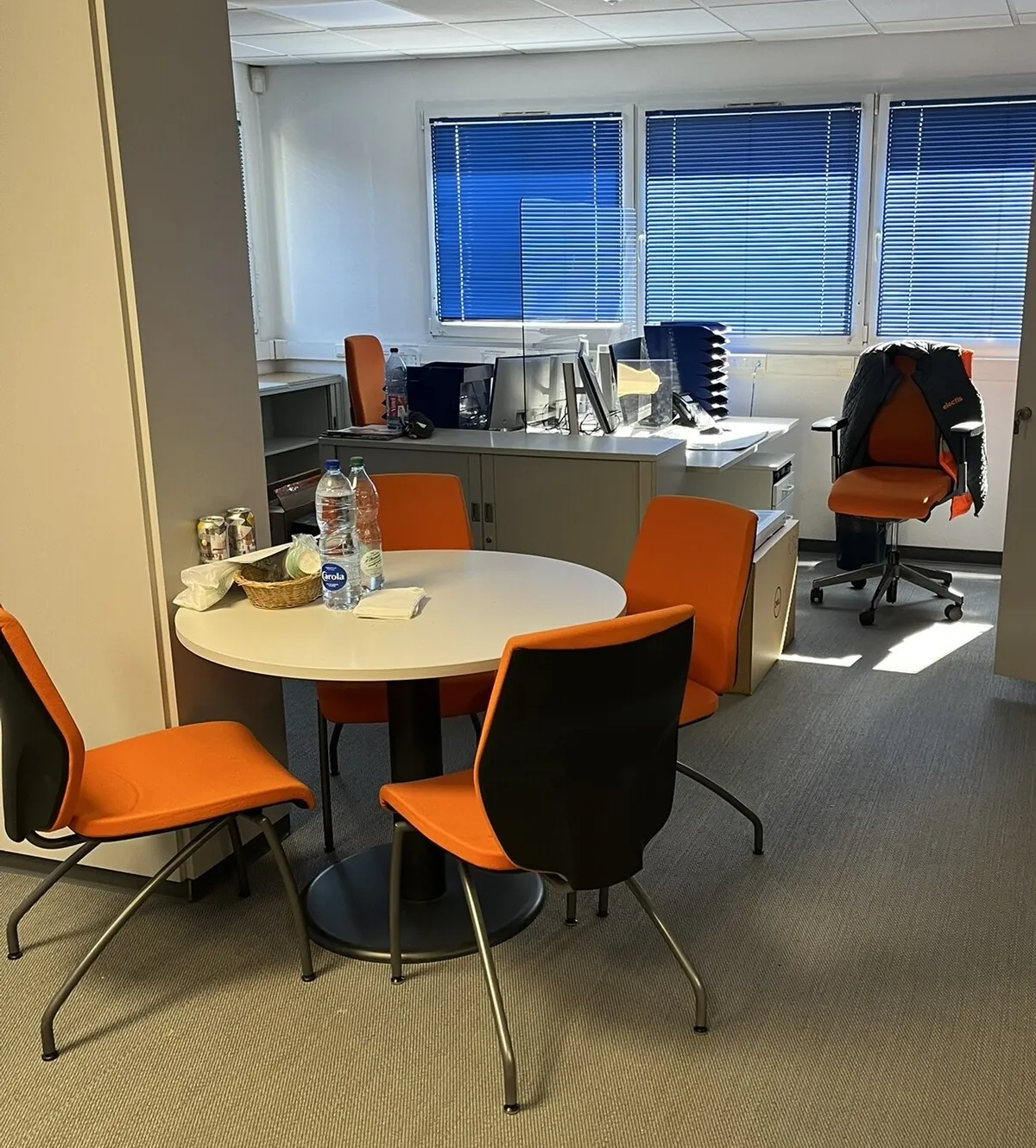 Lot n°56 - Bureaux : Open space : 7 bureaux et 7 caissons, 7 fauteuils Giroflex, 6 armoires basses, Table ronde et 4 chaises, 10 écrans plats, Imprimante HP Laser Jet Pro M501 (HORS PHOTOCOPIEUSE KONIKA) Bureau individuel : Bureau avec retour et caisson, 1 écran plat, 3 armoires basses, Imprimante HP laser Jet pro M203dw Showroom : Bar en mélaminé, Table ovale et 12 chaises, Matériels en présentation Bureau individuel : bureau avec retour, fauteuil, armoire haute (Site Electis de Colmar, 16 rue des frères Lumières Commissaires de Justice : Selarl GROB GUALLAR 5, place du 2 février- 68000 Colmar)