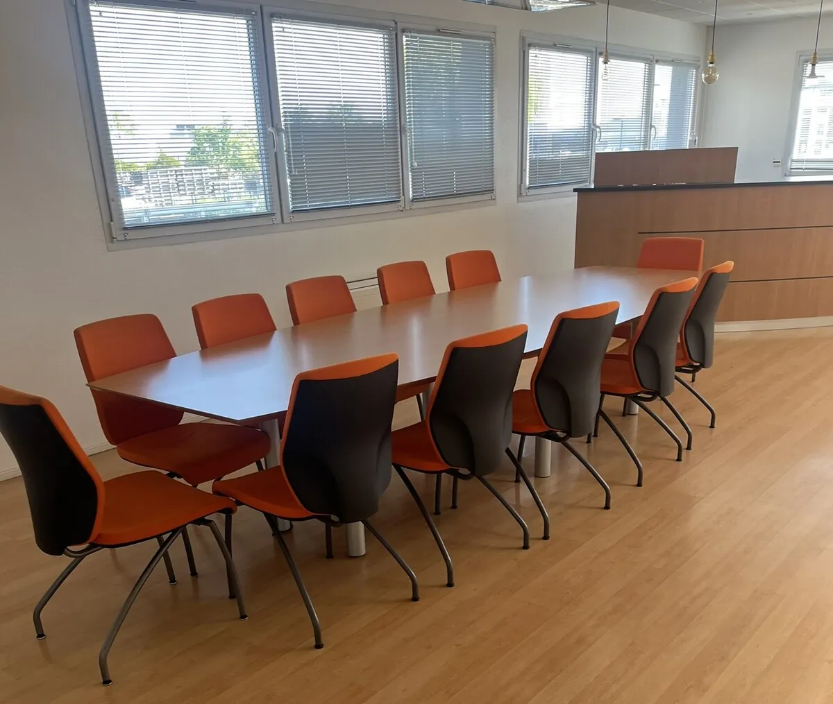 Lot n°56 - Bureaux : Open space : 7 bureaux et 7 caissons, 7 fauteuils Giroflex, 6 armoires basses, Table ronde et 4 chaises, 10 écrans plats, Imprimante HP Laser Jet Pro M501 (HORS PHOTOCOPIEUSE KONIKA) Bureau individuel : Bureau avec retour et caisson, 1 écran plat, 3 armoires basses, Imprimante HP laser Jet pro M203dw Showroom : Bar en mélaminé, Table ovale et 12 chaises, Matériels en présentation Bureau individuel : bureau avec retour, fauteuil, armoire haute (Site Electis de Colmar, 16 rue des frères Lumières Commissaires de Justice : Selarl GROB GUALLAR 5, place du 2 février- 68000 Colmar)