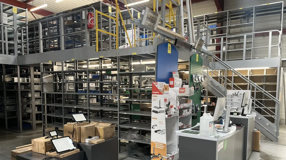 Lot n°58 - Mezzanine avec étagères à tablettes tôlées Dim : 5 x 15 m env. (Site Electis de Colmar, 16 rue des frères Lumières Commissaires de Justice : Selarl GROB GUALLAR 5, place du 2 février- 68000 Colmar)