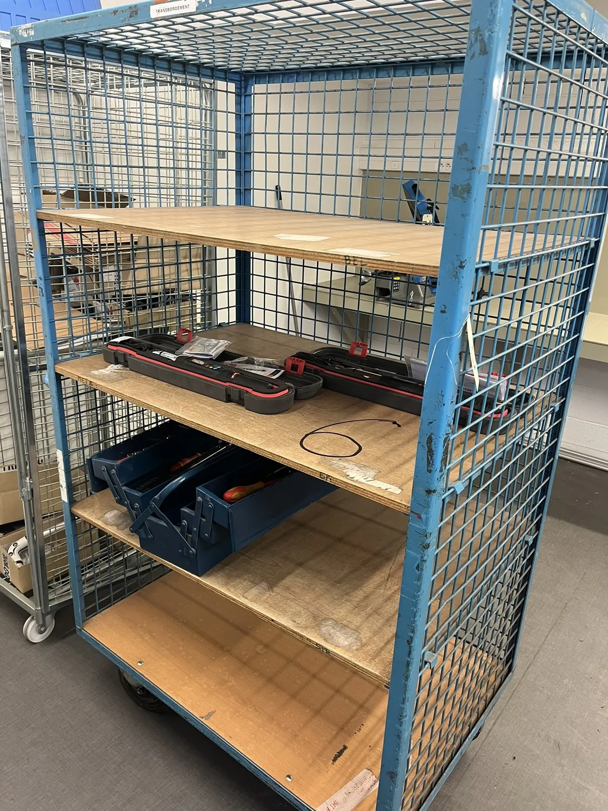 Lot n°6 - Chariot 4 étages bleu avec 2 clés dynamométrique + caisse à outils ( DOLLER )