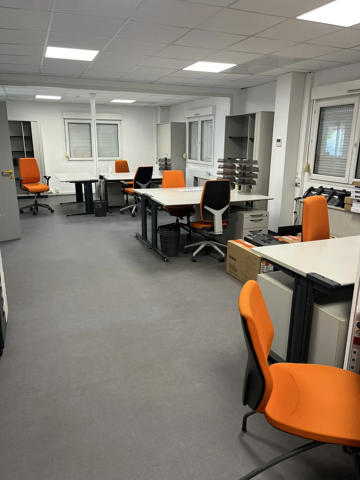 Lot n°63 - Bureaux : 7bureaux et 7caisson, 7 fauteuils GIROFLEX, 1 chaise, 4 armoires hautes, 4 armoires basses, 2 écrans, 2 ordinateurs portables, Imprimantes : Brother LC, HP Officejet 8012, HP laserjet ProM402dn, HP laserjet P2055dn (HORS PHOTOCOPIEUSE KONIKA) Mobilier accueil, coffre fort SENTRY ( Site Electis d’Epinal, 19 rue des Rapailles Commissaires de Justice : Angle Droit Vosges 2 place Jeanne D’arc - 88000 Epinal)