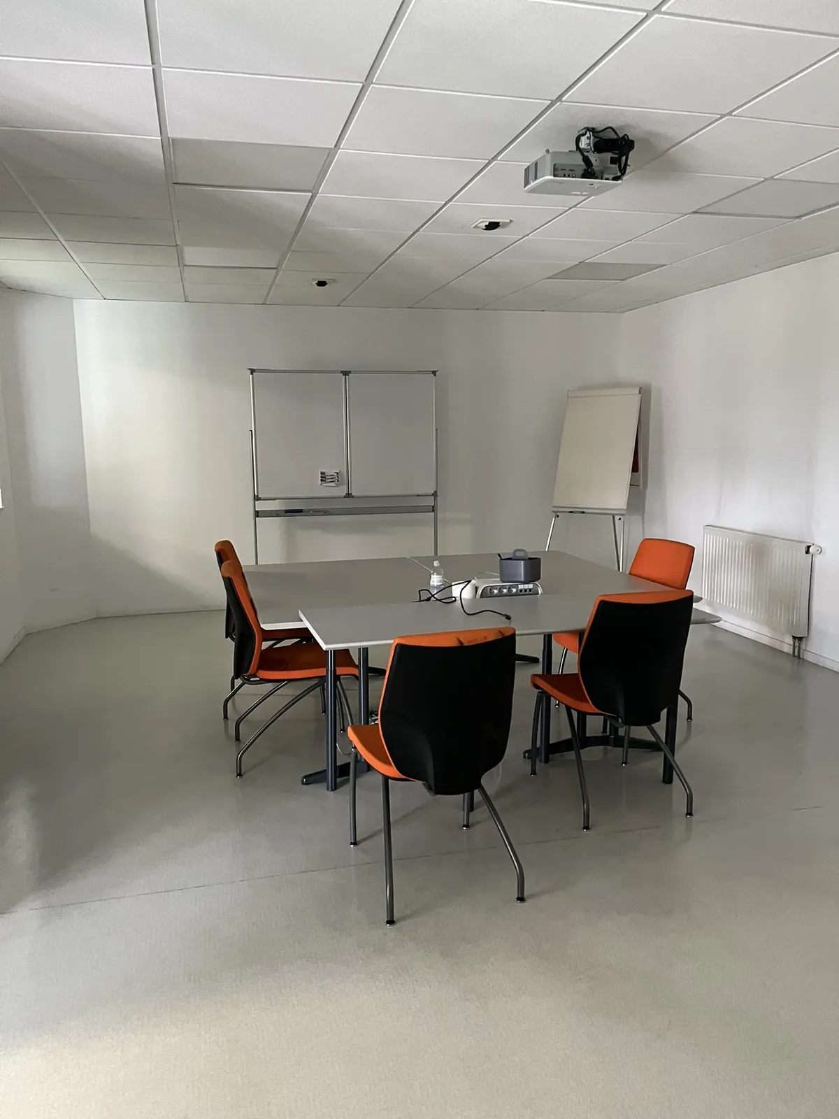 Lot n°64 - Salle de formation : tableau blanc, 3 tables, 5 +7 chaises, rétroprojecteur Optoma ( Site Electis d’Epinal, 19 rue des Rapailles Commissaires de Justice : Angle Droit Vosges 2 place Jeanne D’arc - 88000 Epinal)