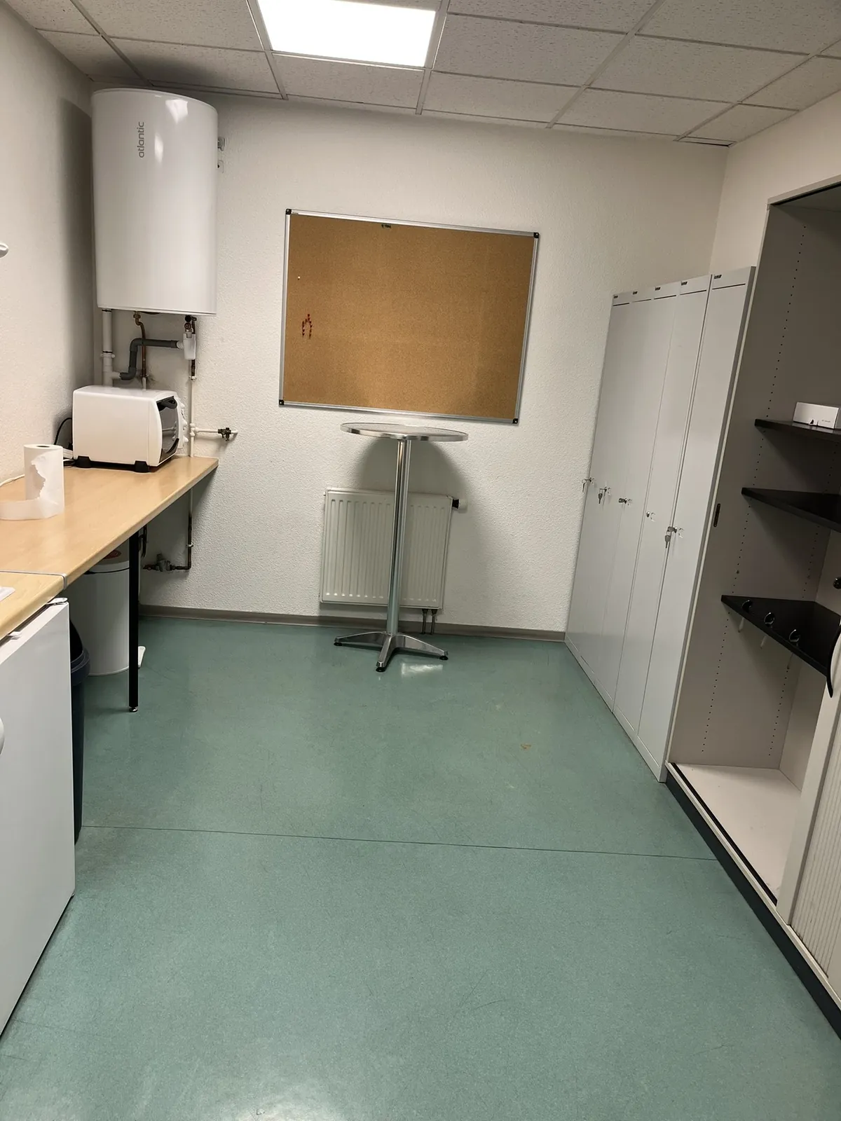 Lot n°65 - Cuisine: Four Delonghi, 5 casiers, 1 armoire haute, 1 table haute ( Site Electis d’Epinal, 19 rue des Rapailles Commissaires de Justice : Angle Droit Vosges 2 place Jeanne D’arc - 88000 Epinal)