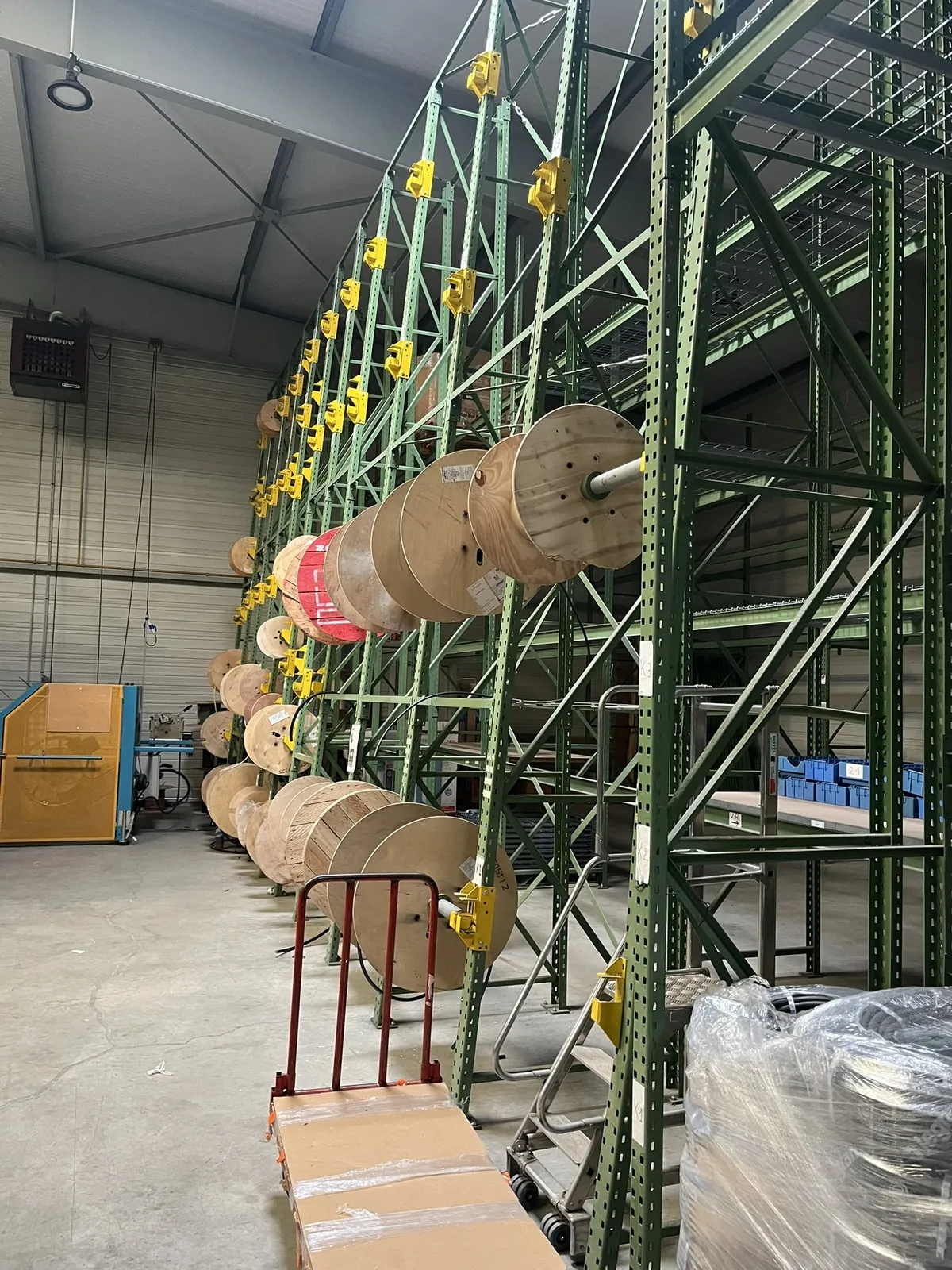 Lot n°66 - Racks de stockage à palettes :29 échelles et 65 largeurs de 2 m et 30 racks à tourets dur 12 échelles ( Site Electis d’Epinal, 19 rue des Rapailles Commissaires de Justice : Angle Droit Vosges 2 place Jeanne D’arc - 88000 Epinal)