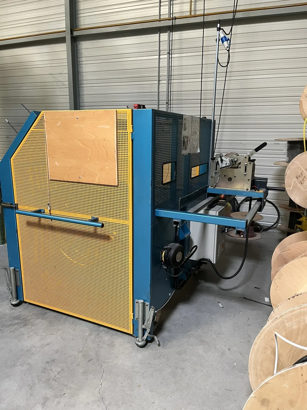 Lot n°68 - Machine à couper le câble BROUHARMONT , type XCS M45GV750, année 2000 ( Site Electis d’Epinal, 19 rue des Rapailles Commissaires de Justice : Angle Droit Vosges 2 place Jeanne D’arc - 88000 Epinal)