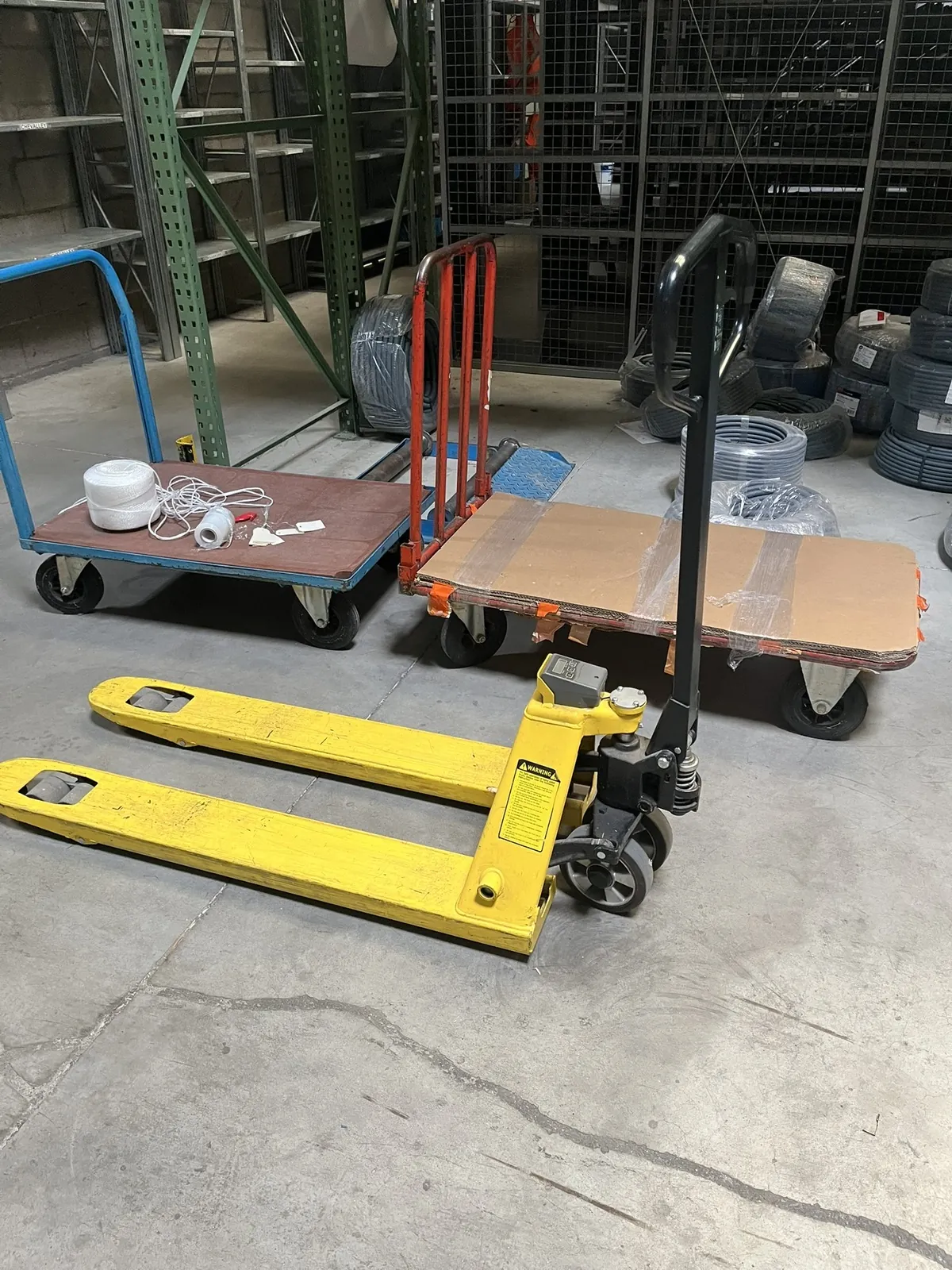 Lot n°69 - 1 transpalette HYSTER , 2500 kg et deux chariots ( Site Electis d’Epinal, 19 rue des Rapailles Commissaires de Justice : Angle Droit Vosges 2 place Jeanne D’arc - 88000 Epinal)